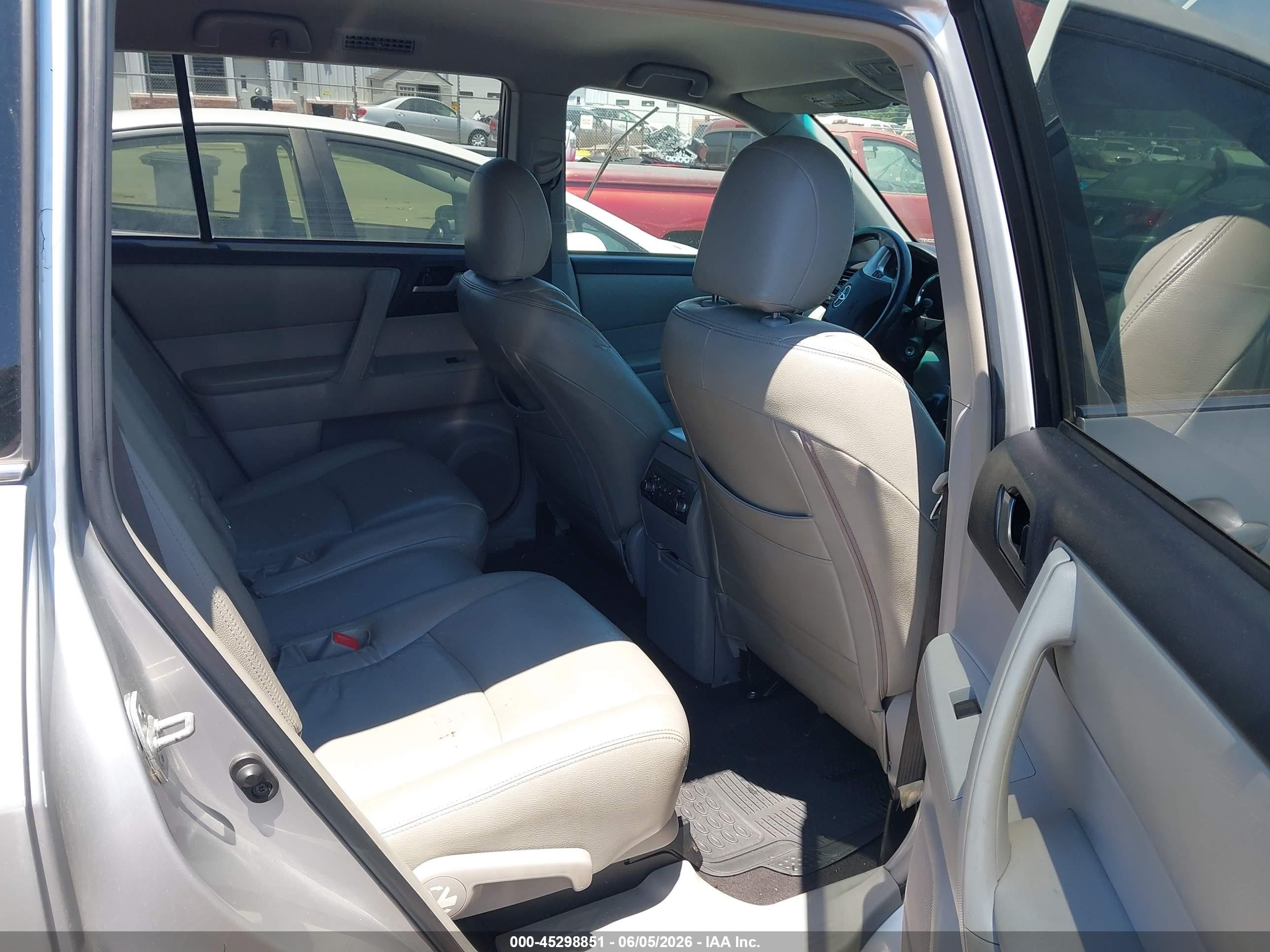 2012 Toyota Highlander   Silver vin: 5TDZA3EH8CS022883