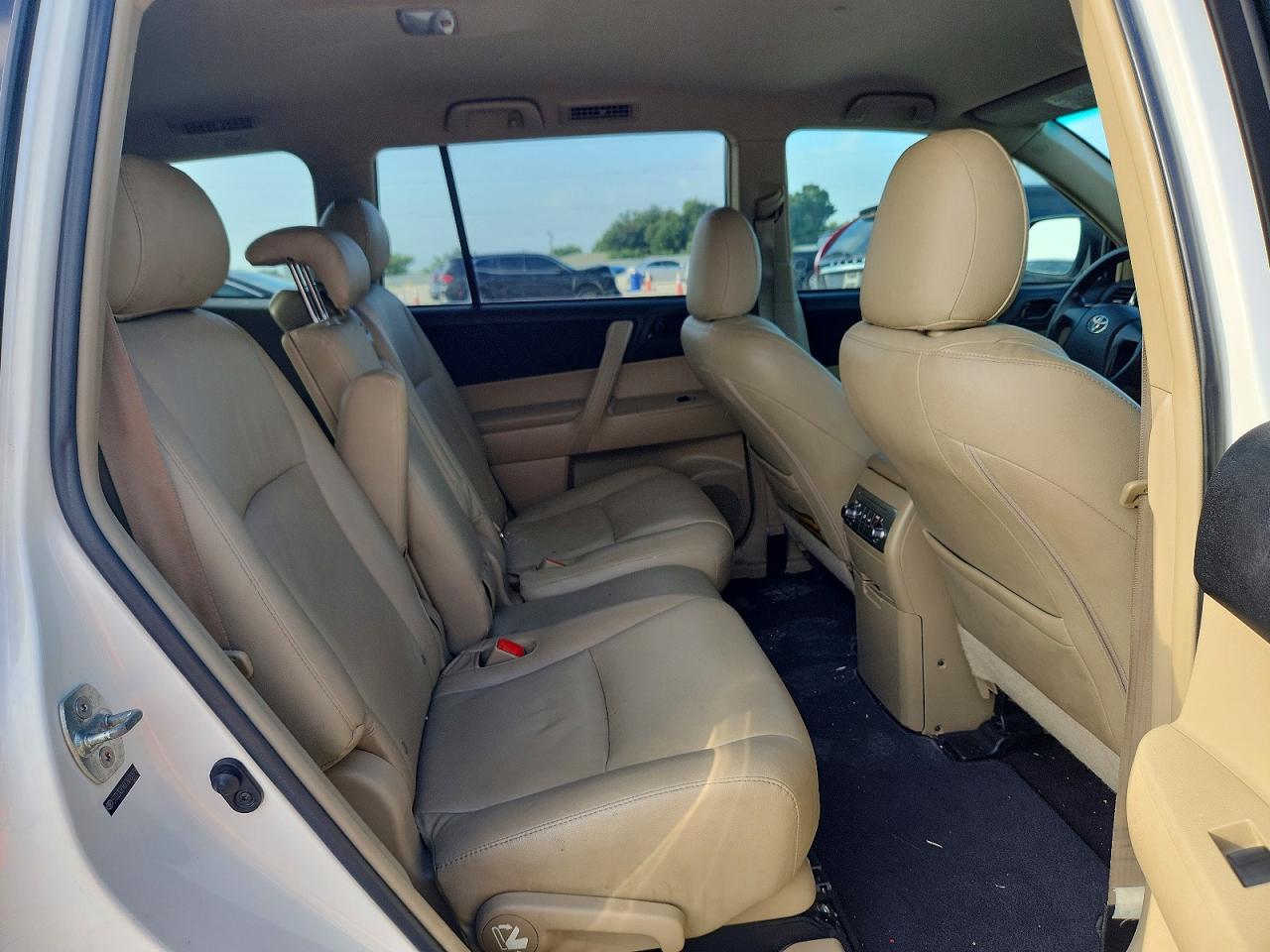 2012 Toyota Highlander Base White vin: 5TDZA3EH8CS026979