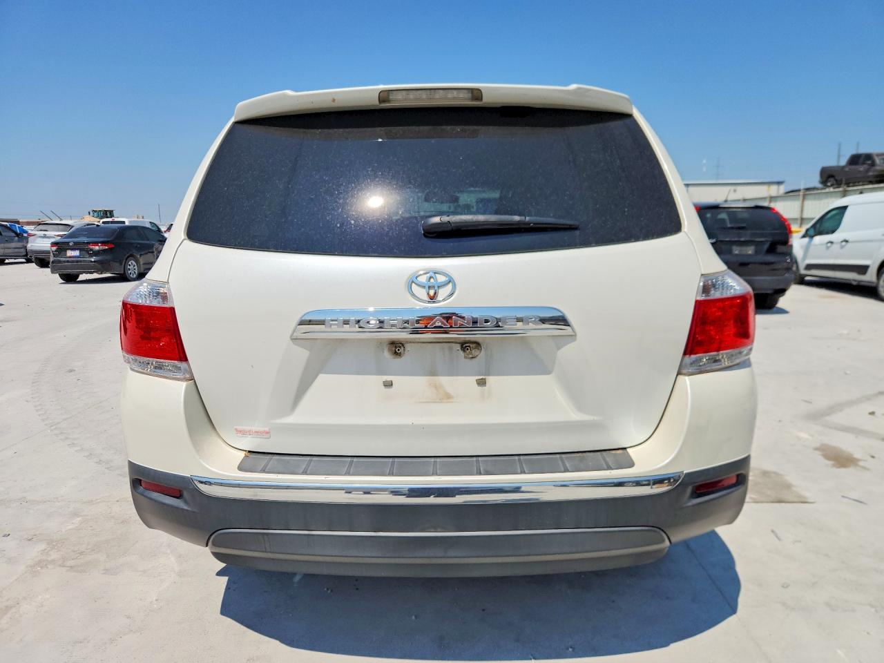 2012 Toyota Highlander Base White vin: 5TDZA3EH8CS027114