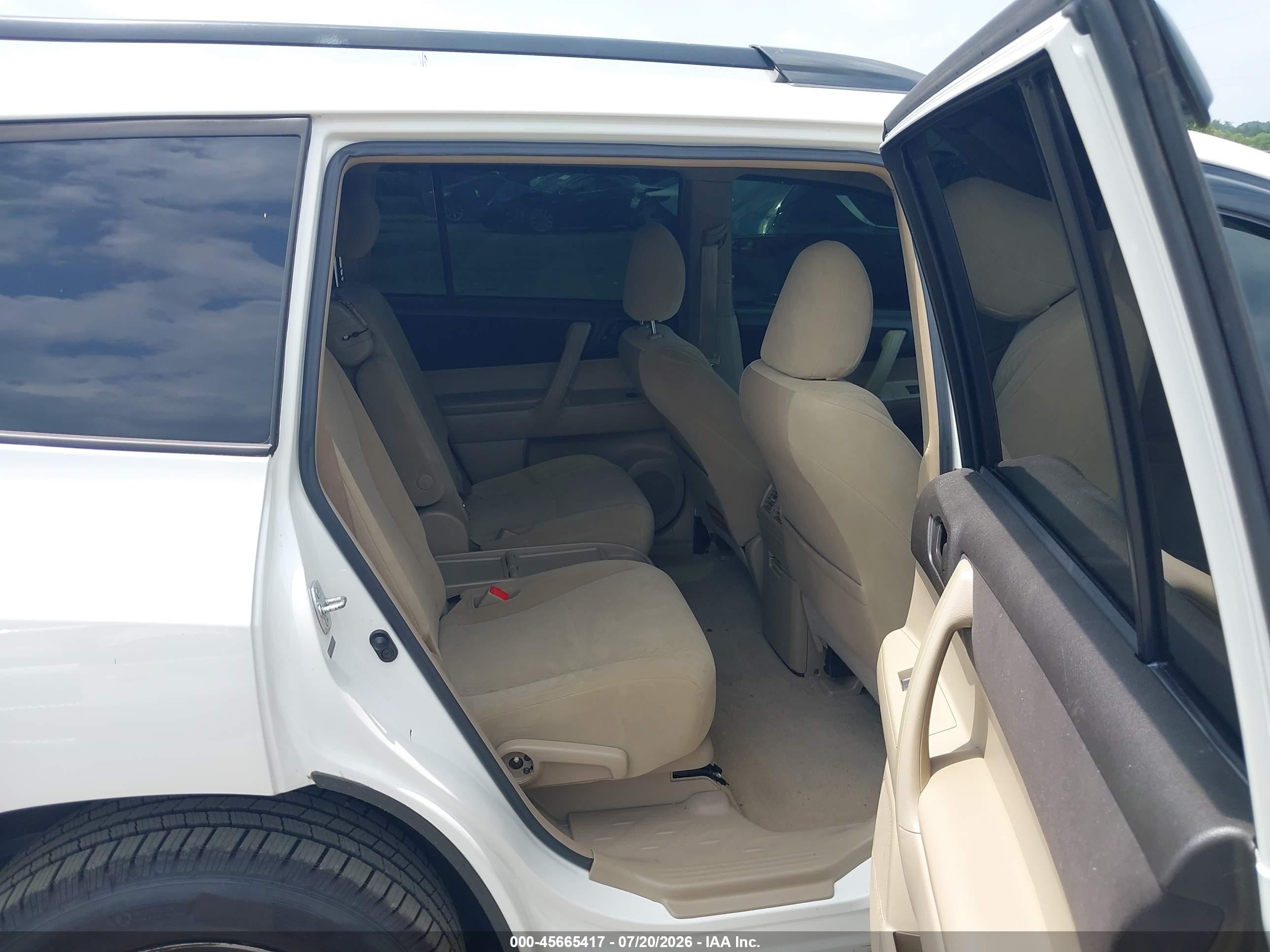 2010 Toyota Highlander   White vin: 5TDZA3EH9AS004650