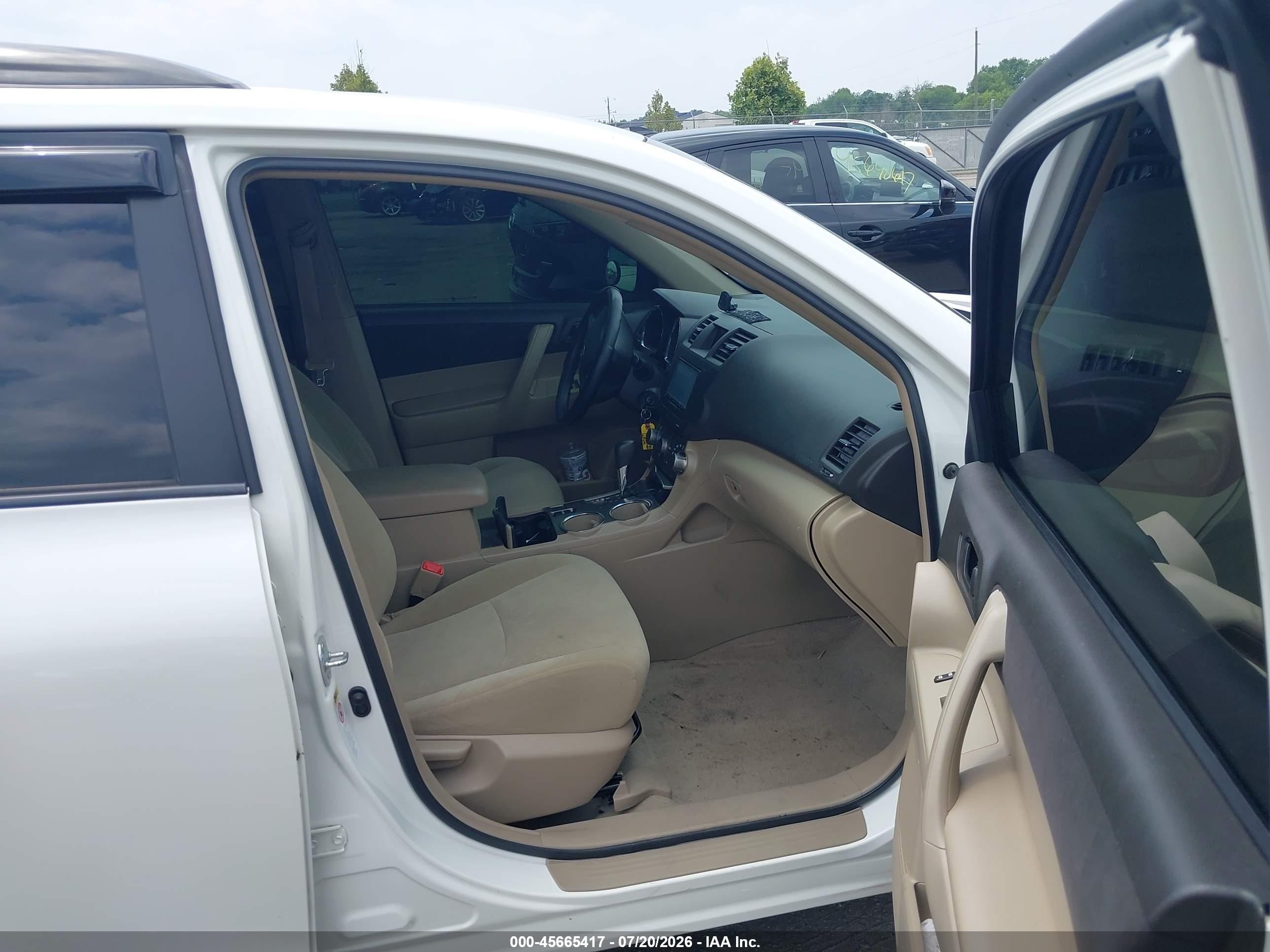 2010 Toyota Highlander   White vin: 5TDZA3EH9AS004650