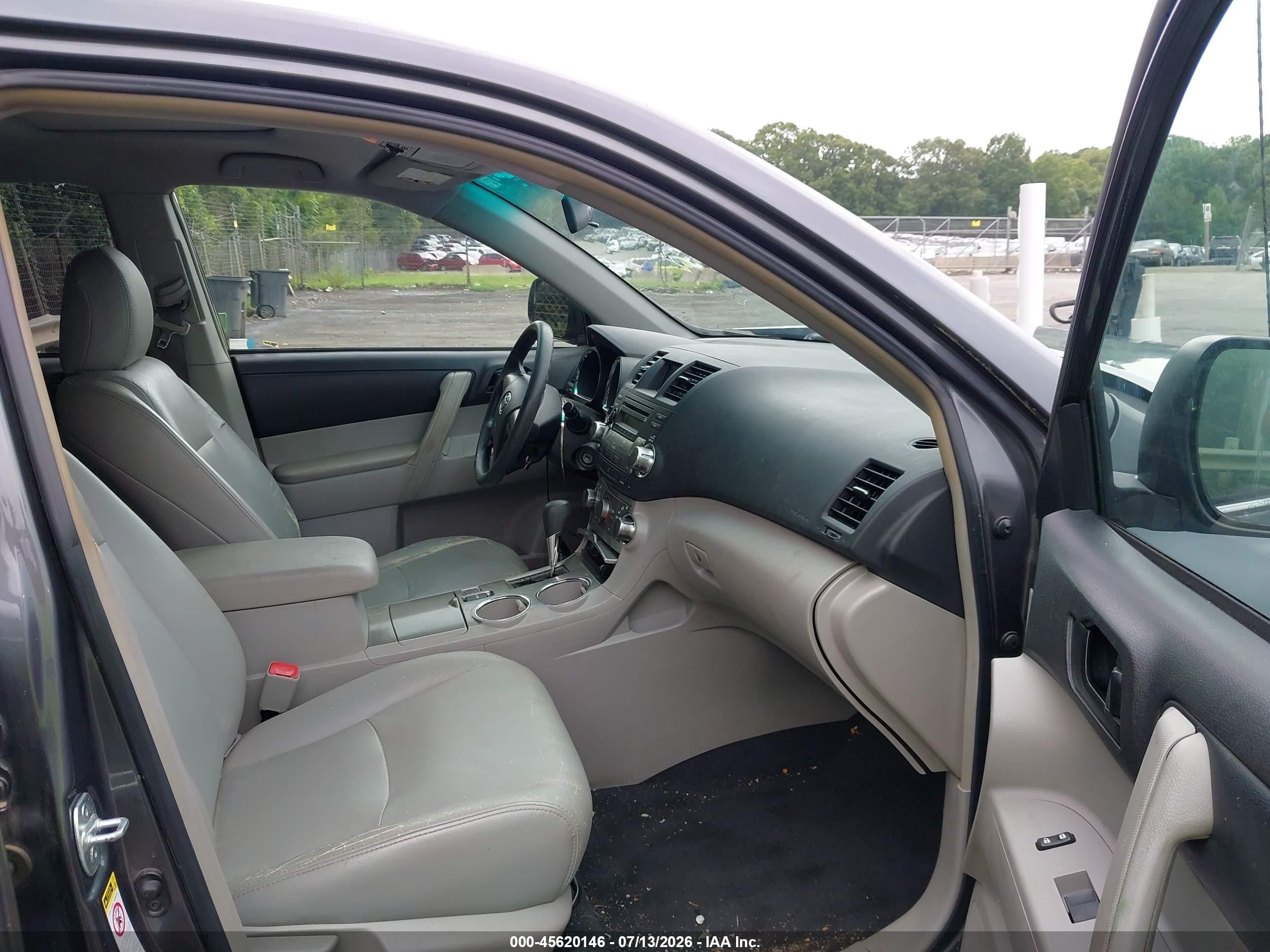 2012 Toyota Highlander   Silver vin: 5TDZA3EHXCS022416