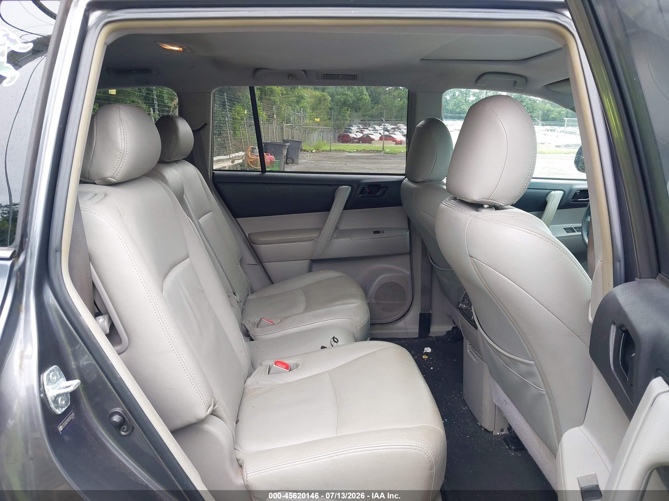 2012 Toyota Highlander   Silver vin: 5TDZA3EHXCS022416