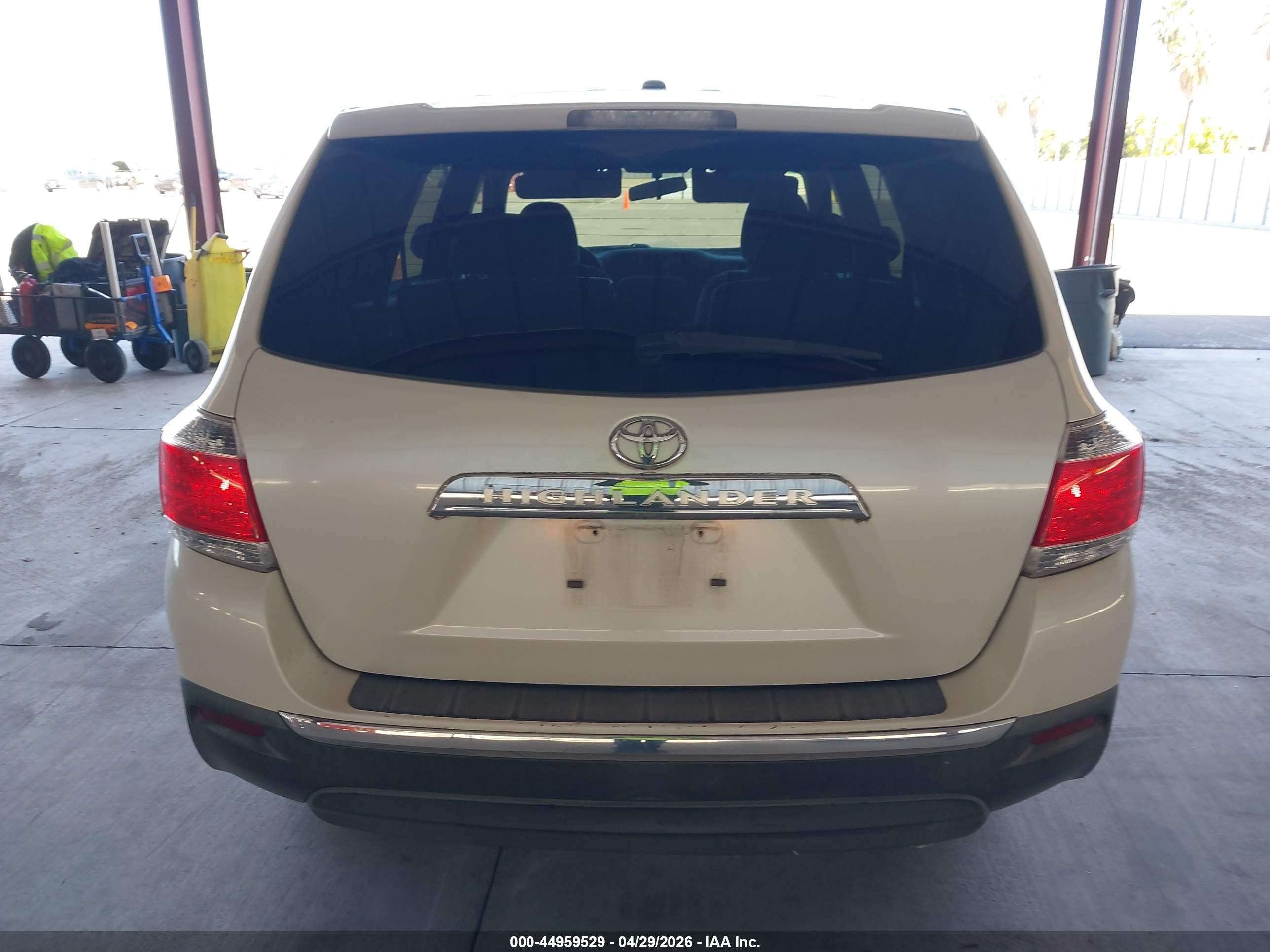 2012 Toyota Highlander   White vin: 5TDZA3EHXCS023176