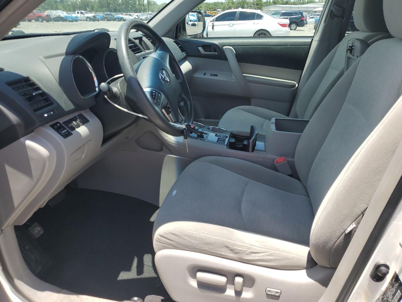 2013 Toyota Highlander Plus White vin: 5TDZA3EHXDS037757
