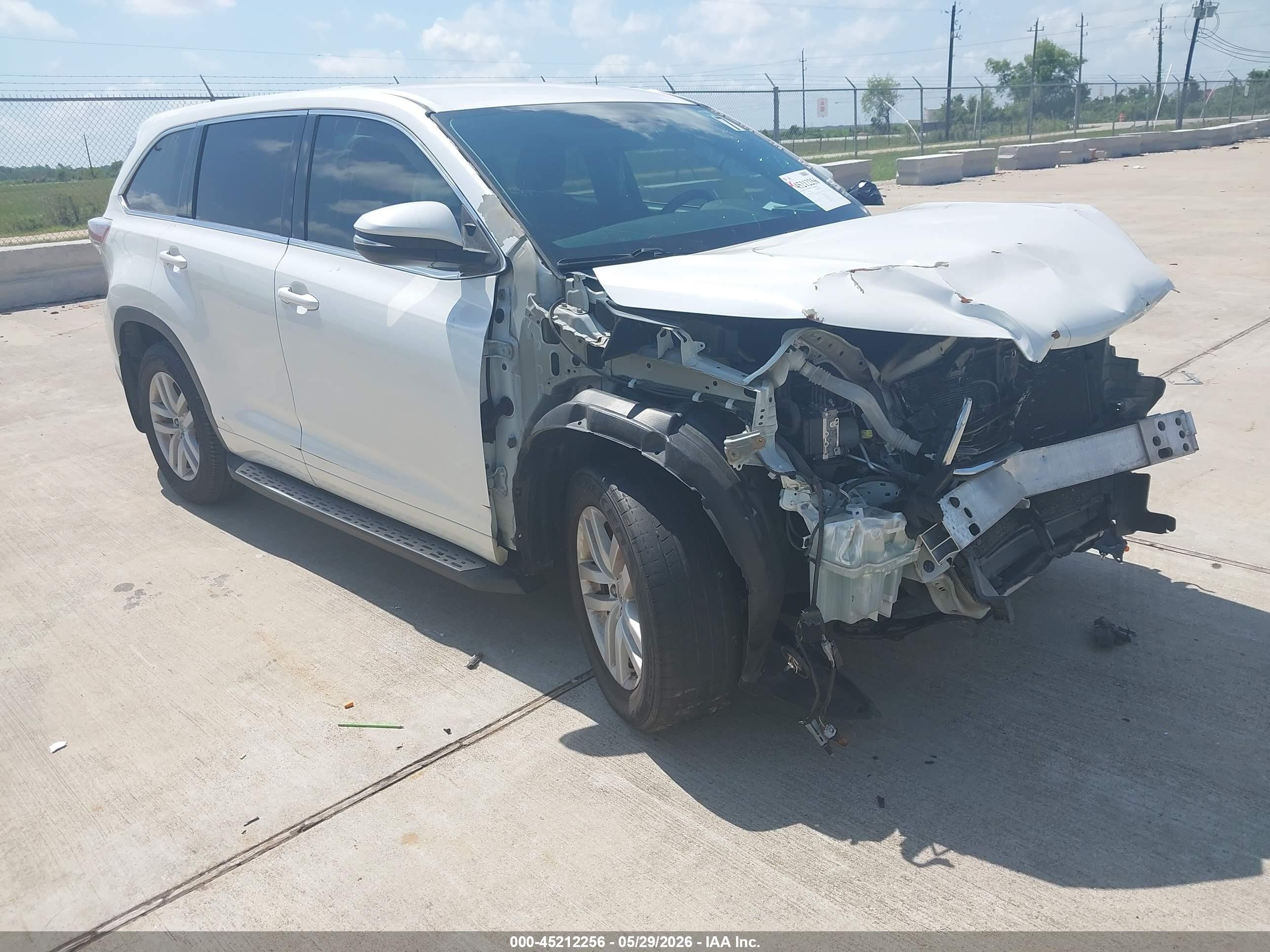 2015 Toyota Highlander Le White vin: 5TDZARFH0FS014394