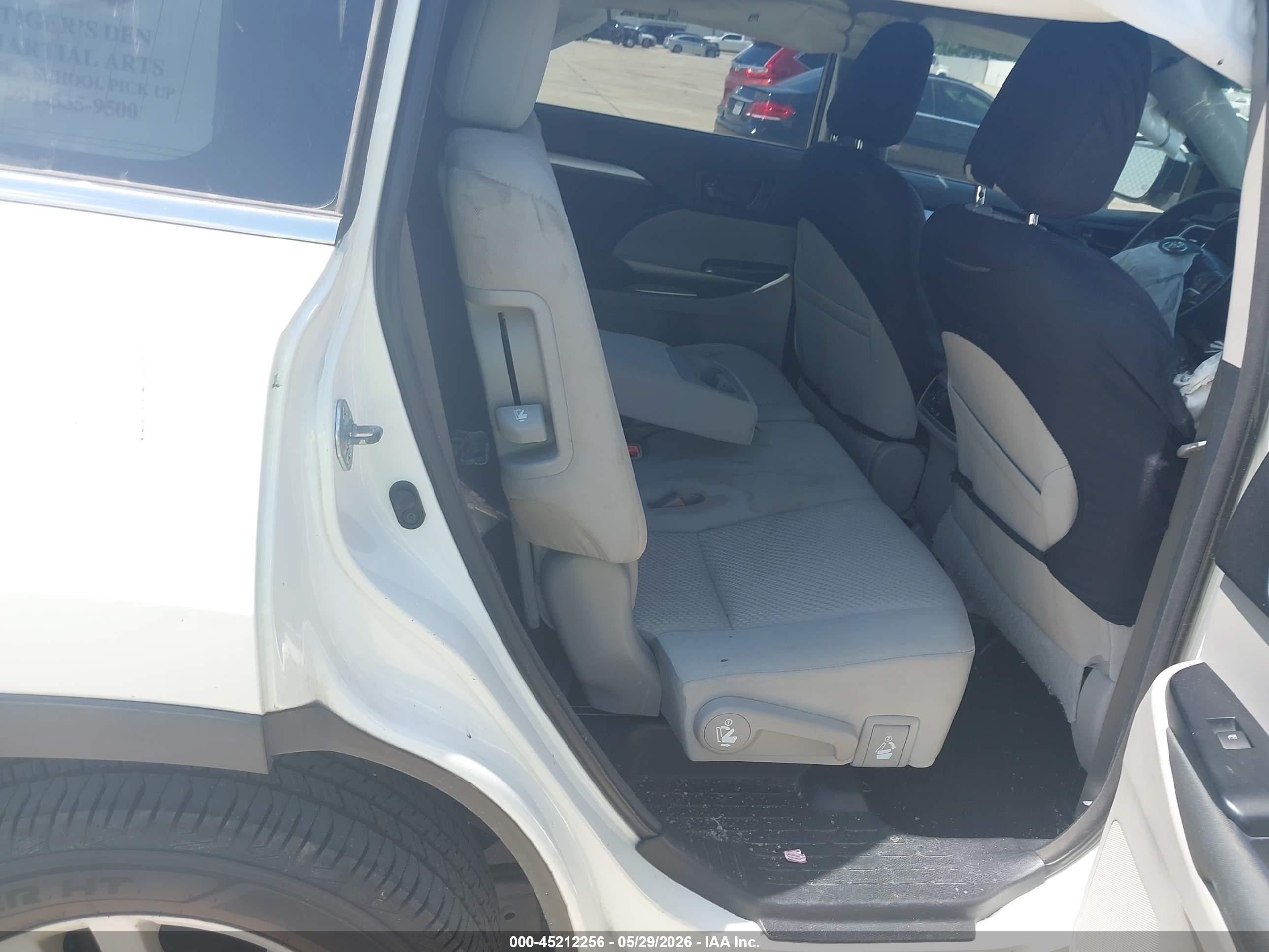 2015 Toyota Highlander Le White vin: 5TDZARFH0FS014394