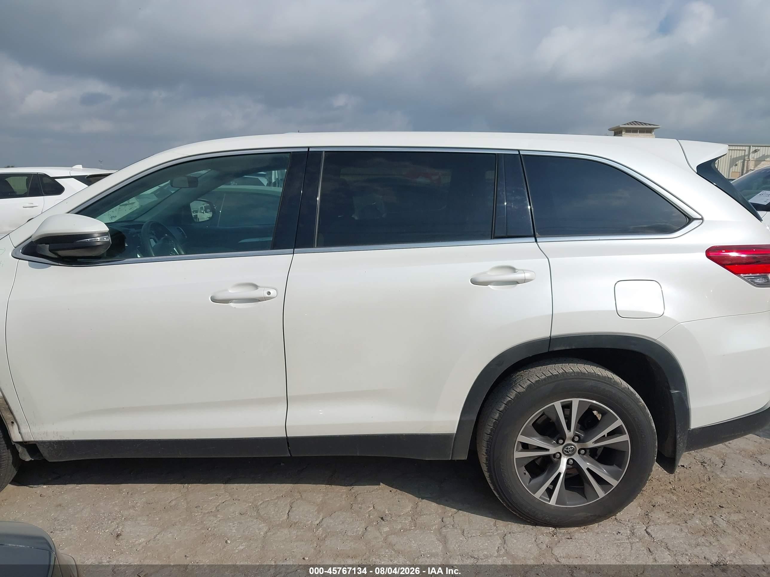 2019 Toyota Highlander Le White vin: 5TDZARFH0KS054792