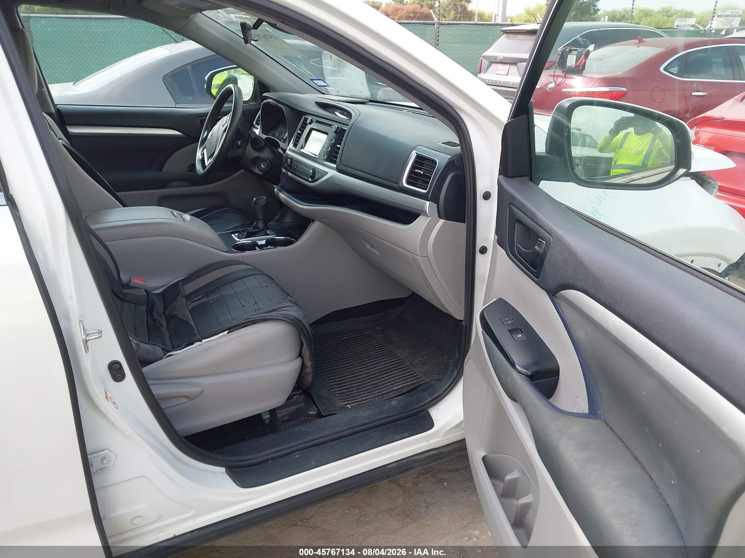 2019 Toyota Highlander Le White vin: 5TDZARFH0KS054792