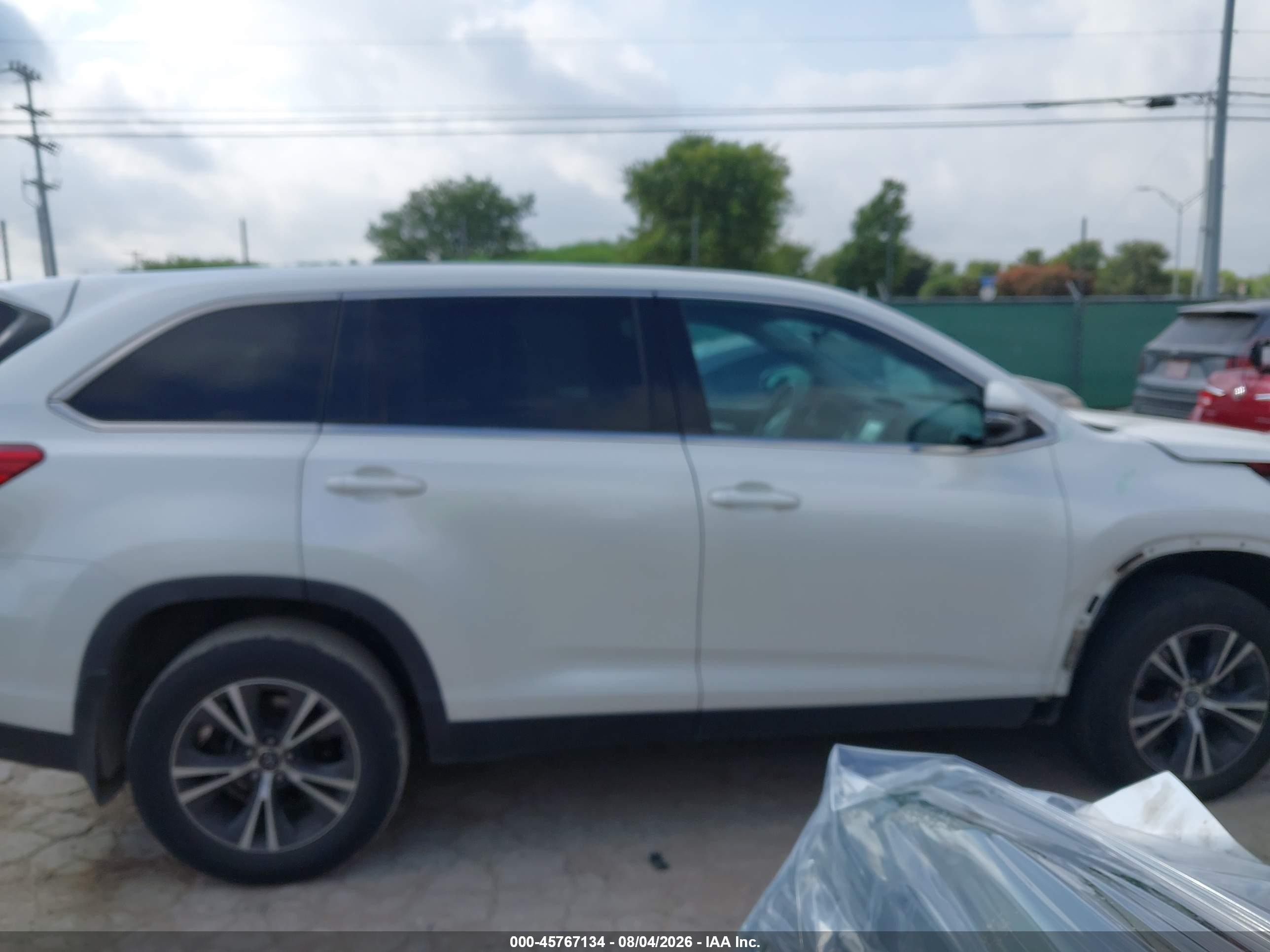 2019 Toyota Highlander Le White vin: 5TDZARFH0KS054792
