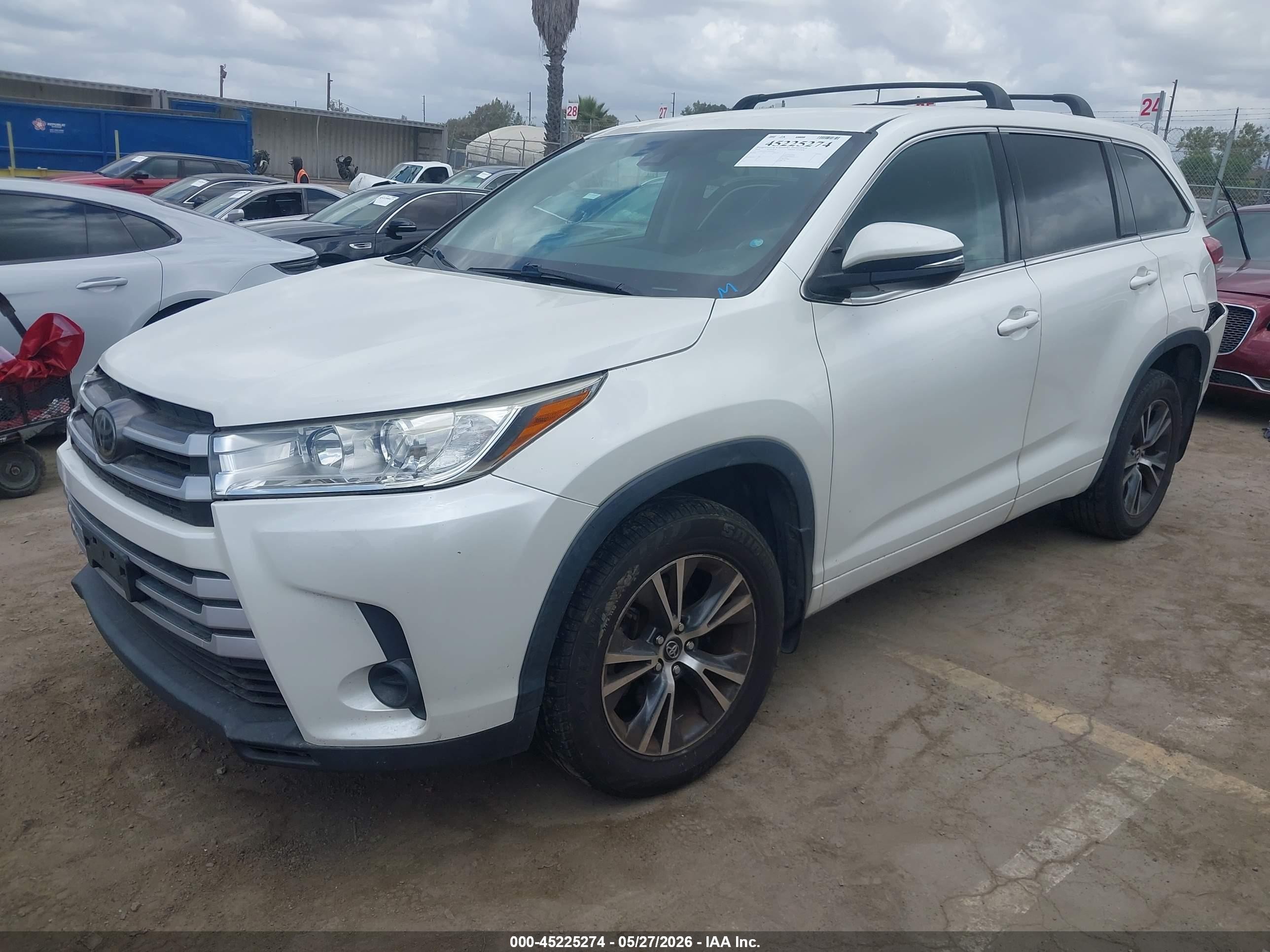 2018 Toyota Highlander Le Белый vin: 5TDZARFH1JS039281