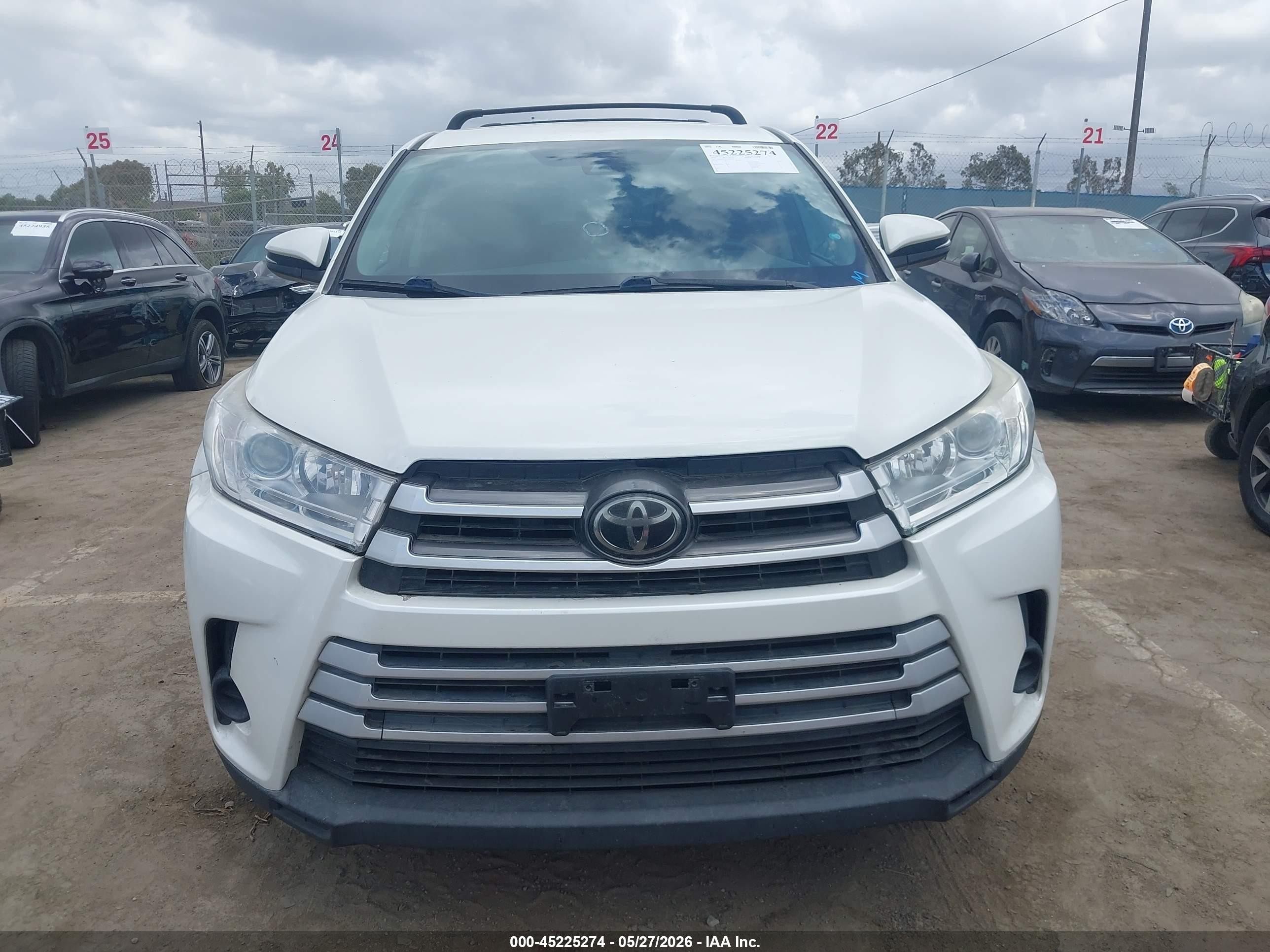 2018 Toyota Highlander Le Белый vin: 5TDZARFH1JS039281
