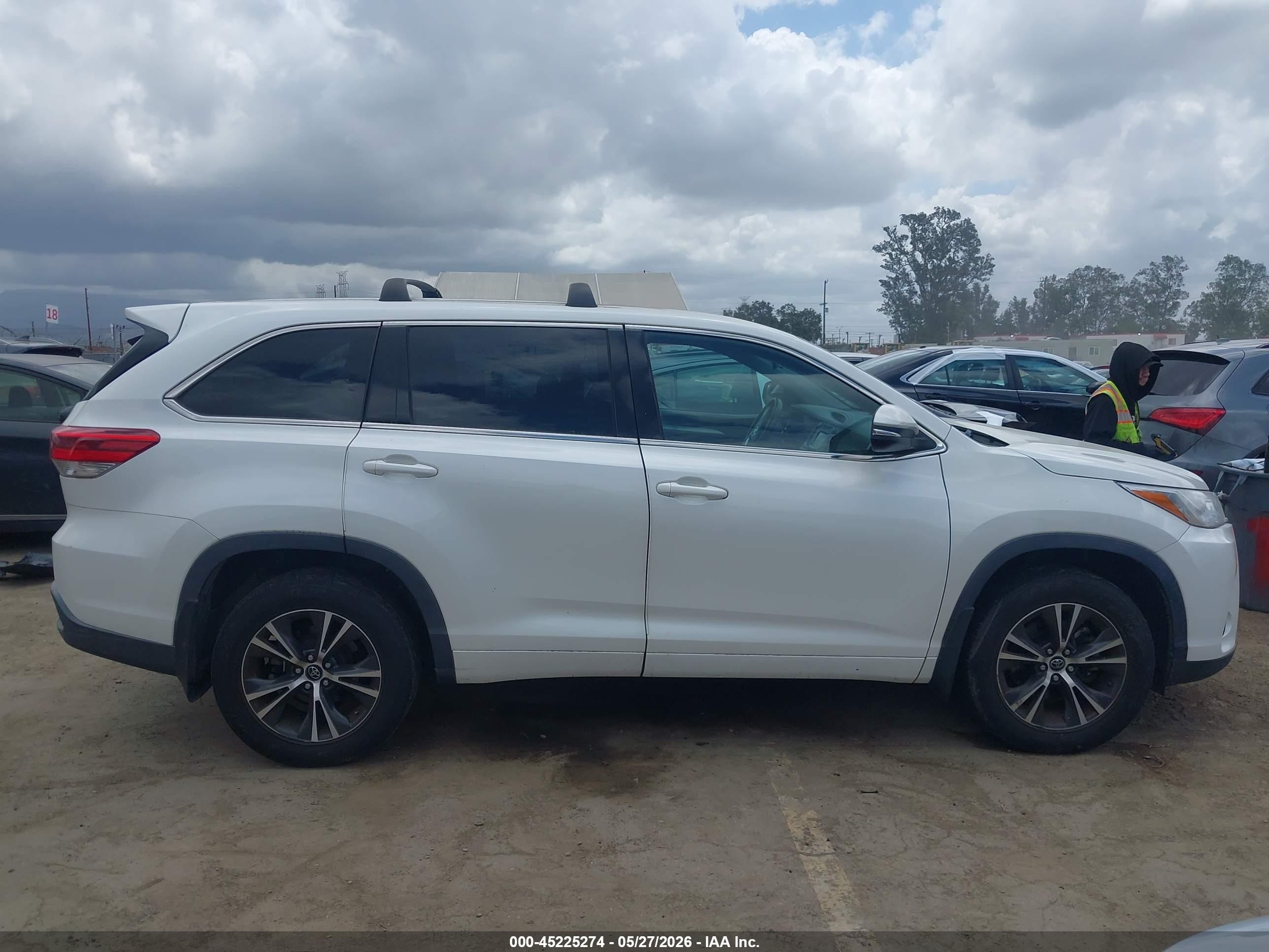 2018 Toyota Highlander Le Белый vin: 5TDZARFH1JS039281