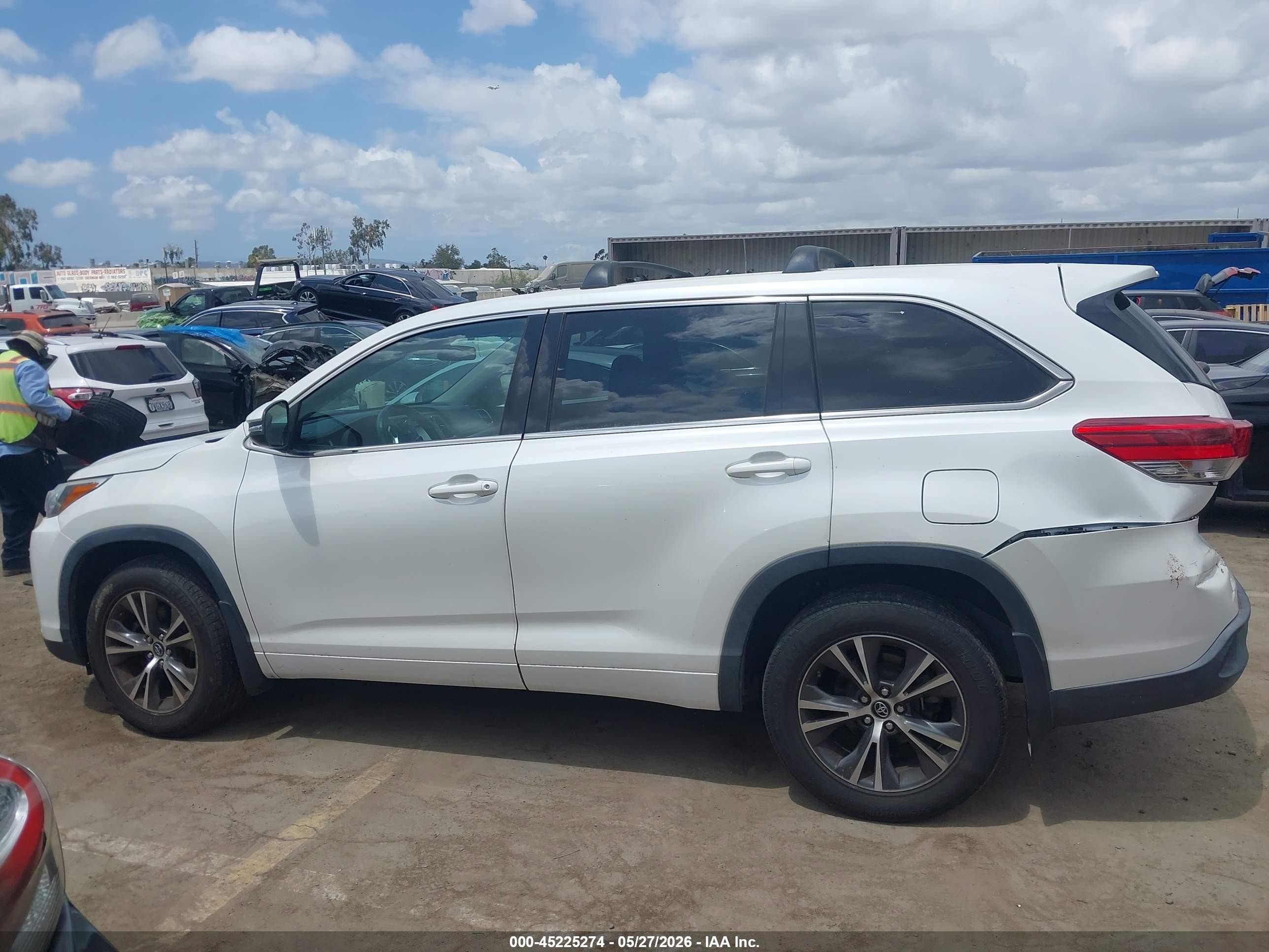 2018 Toyota Highlander Le Белый vin: 5TDZARFH1JS039281