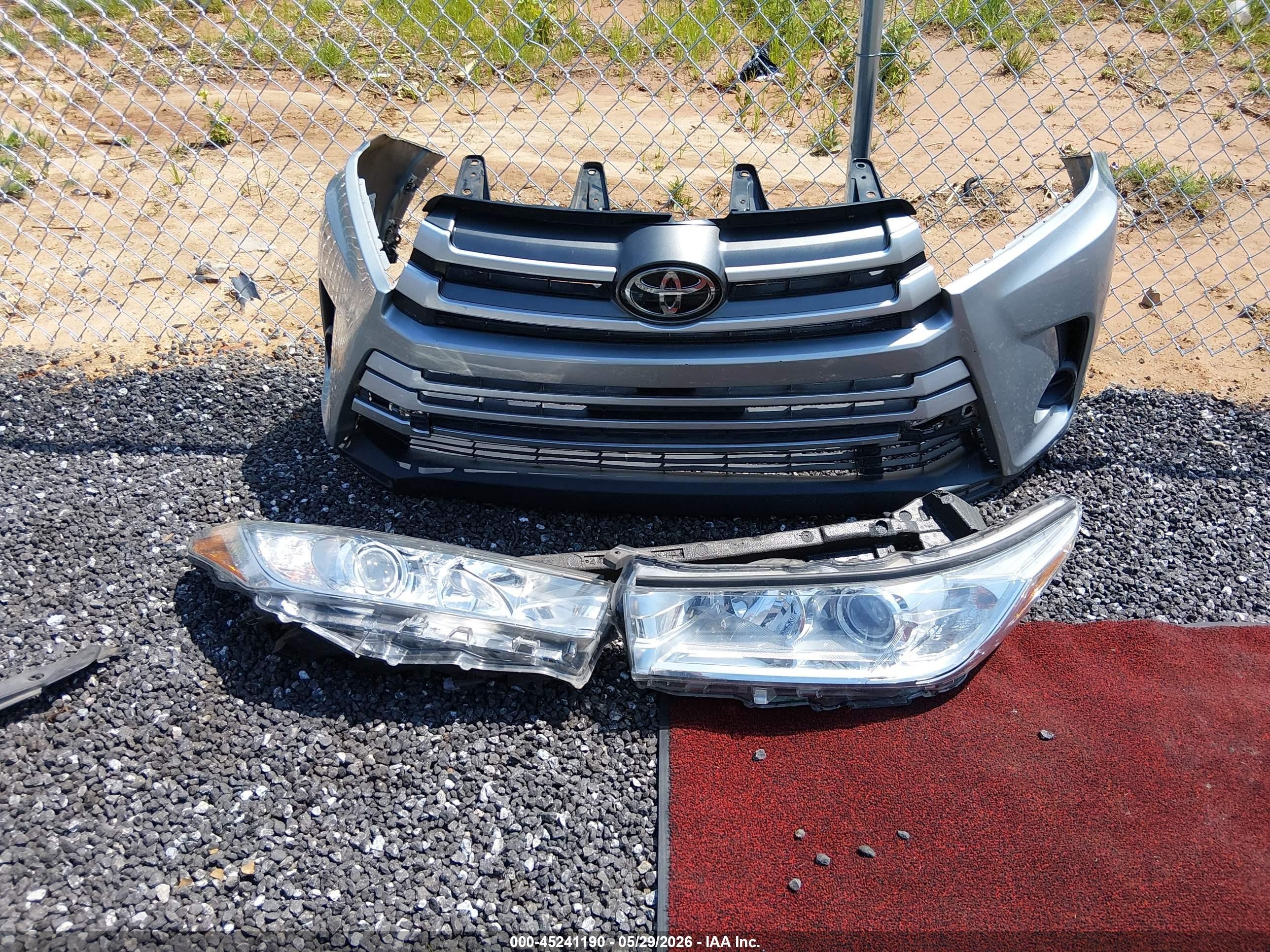 2019 Toyota Highlander Le Серебряный vin: 5TDZARFH1KS061167