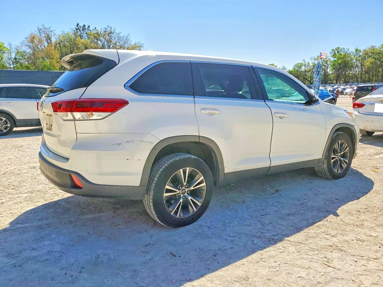 2019 Toyota Highlander Le White vin: 5TDZARFH2KS044457