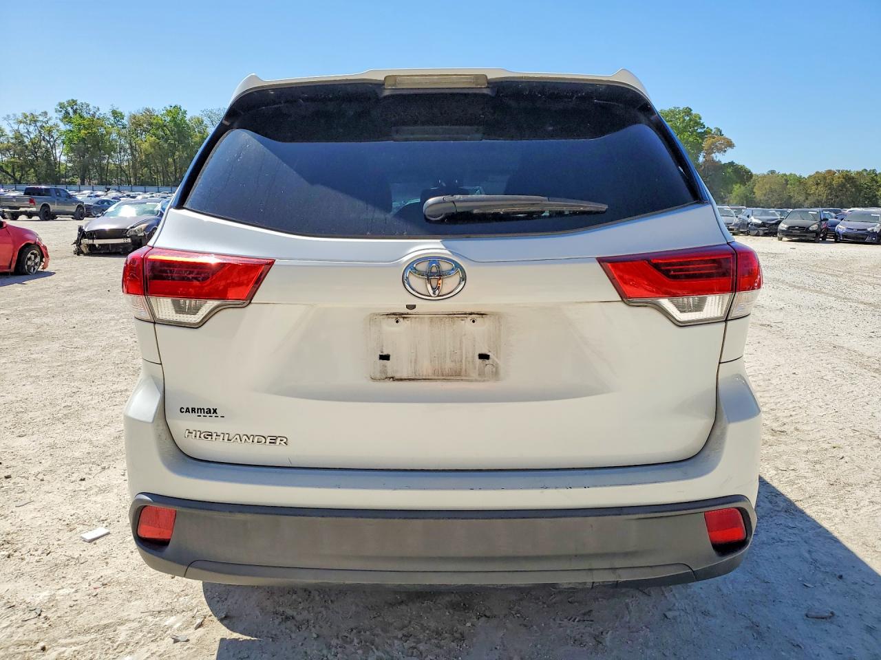 2019 Toyota Highlander Le White vin: 5TDZARFH2KS044457