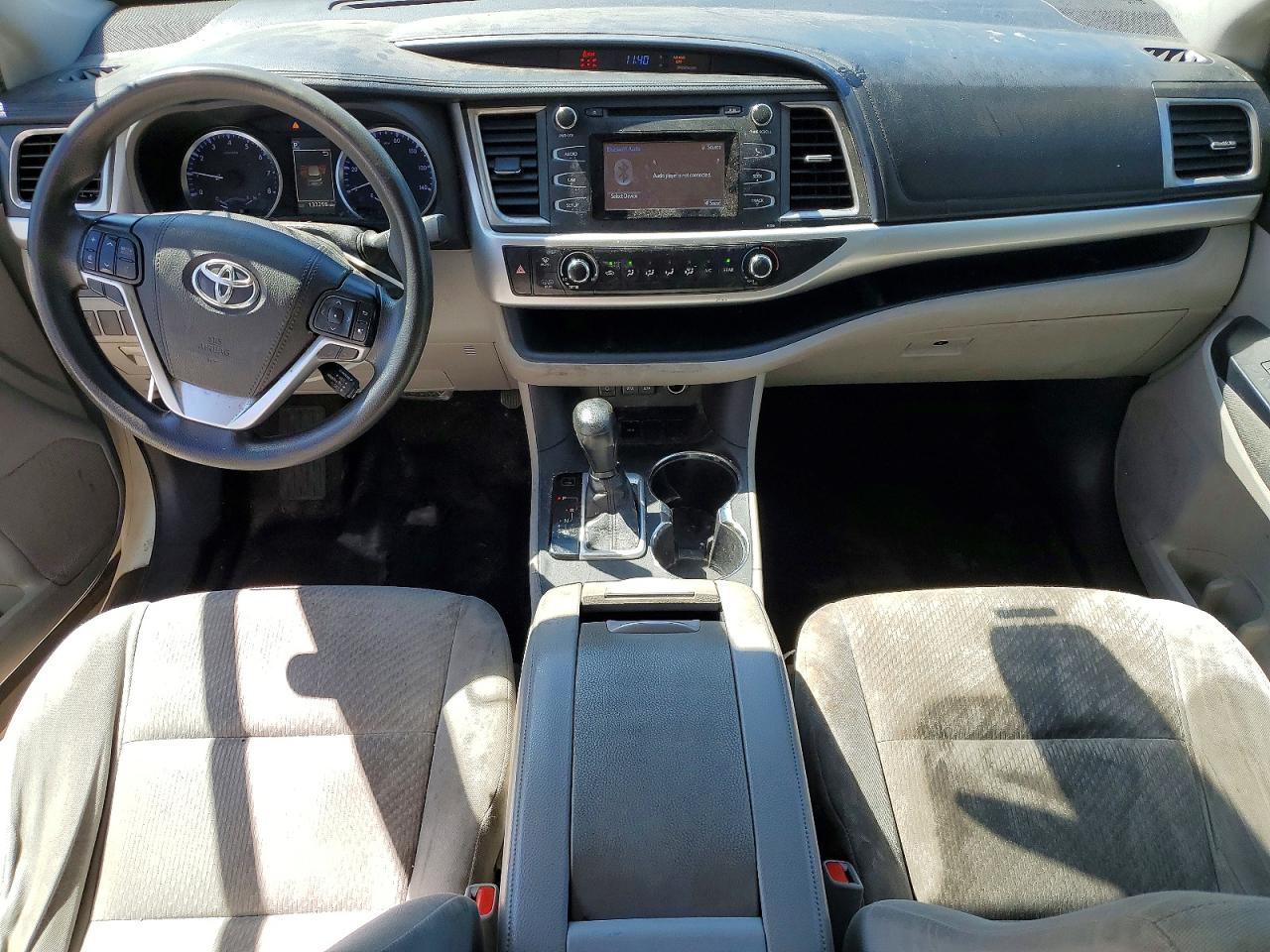 2019 Toyota Highlander Le White vin: 5TDZARFH2KS044457