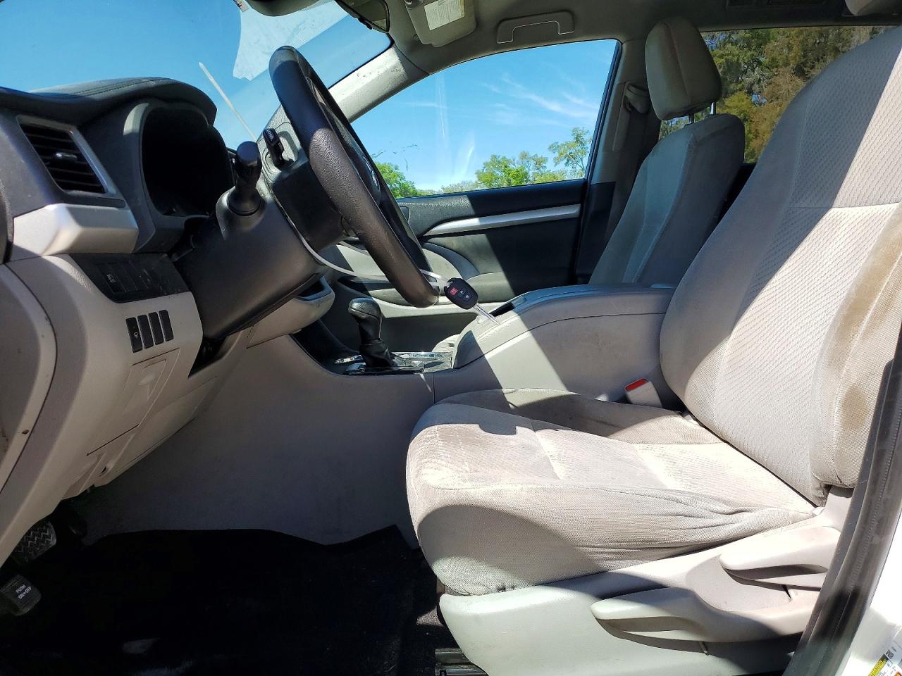 2019 Toyota Highlander Le White vin: 5TDZARFH2KS044457