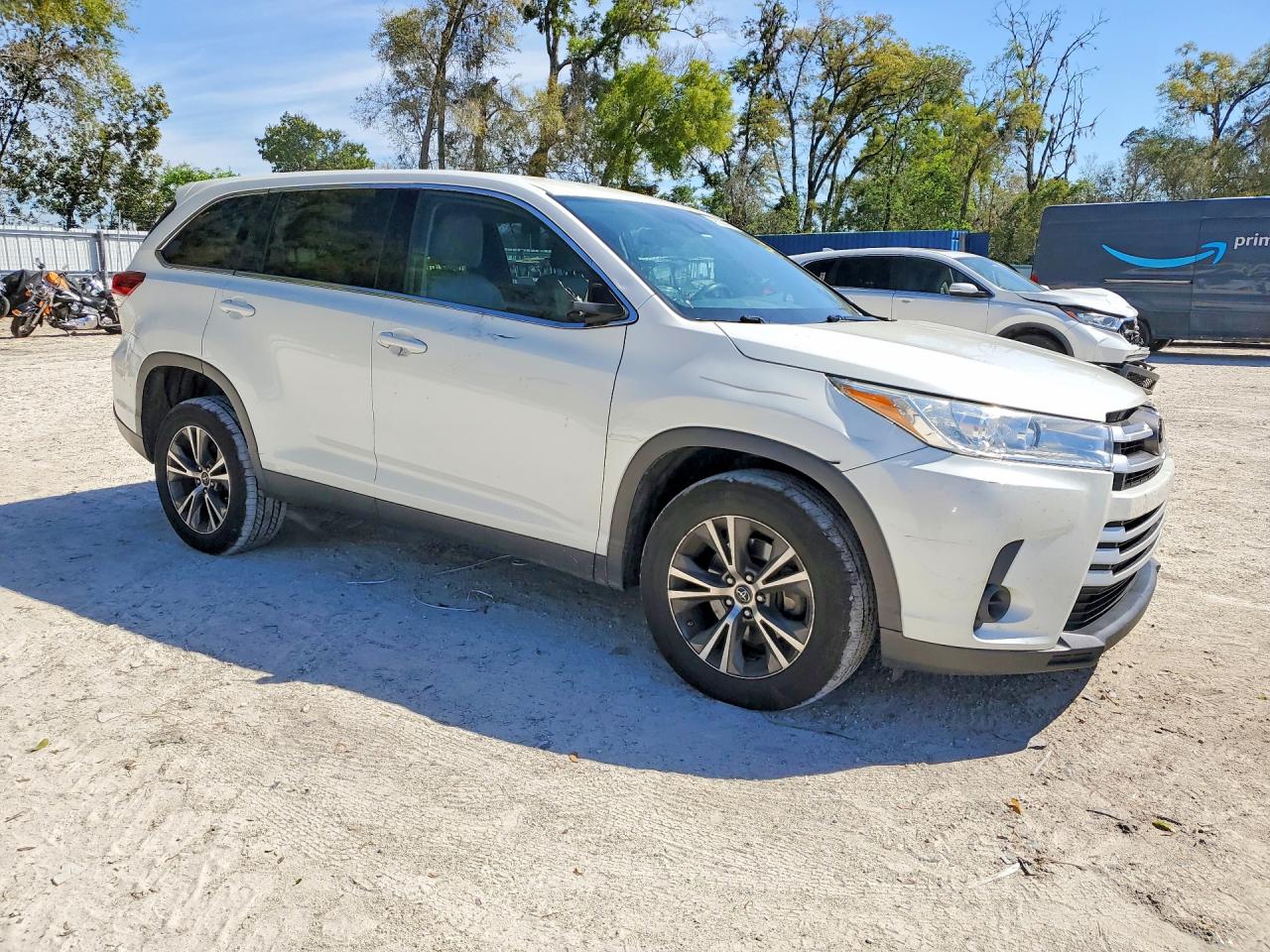 2019 Toyota Highlander Le White vin: 5TDZARFH2KS044457