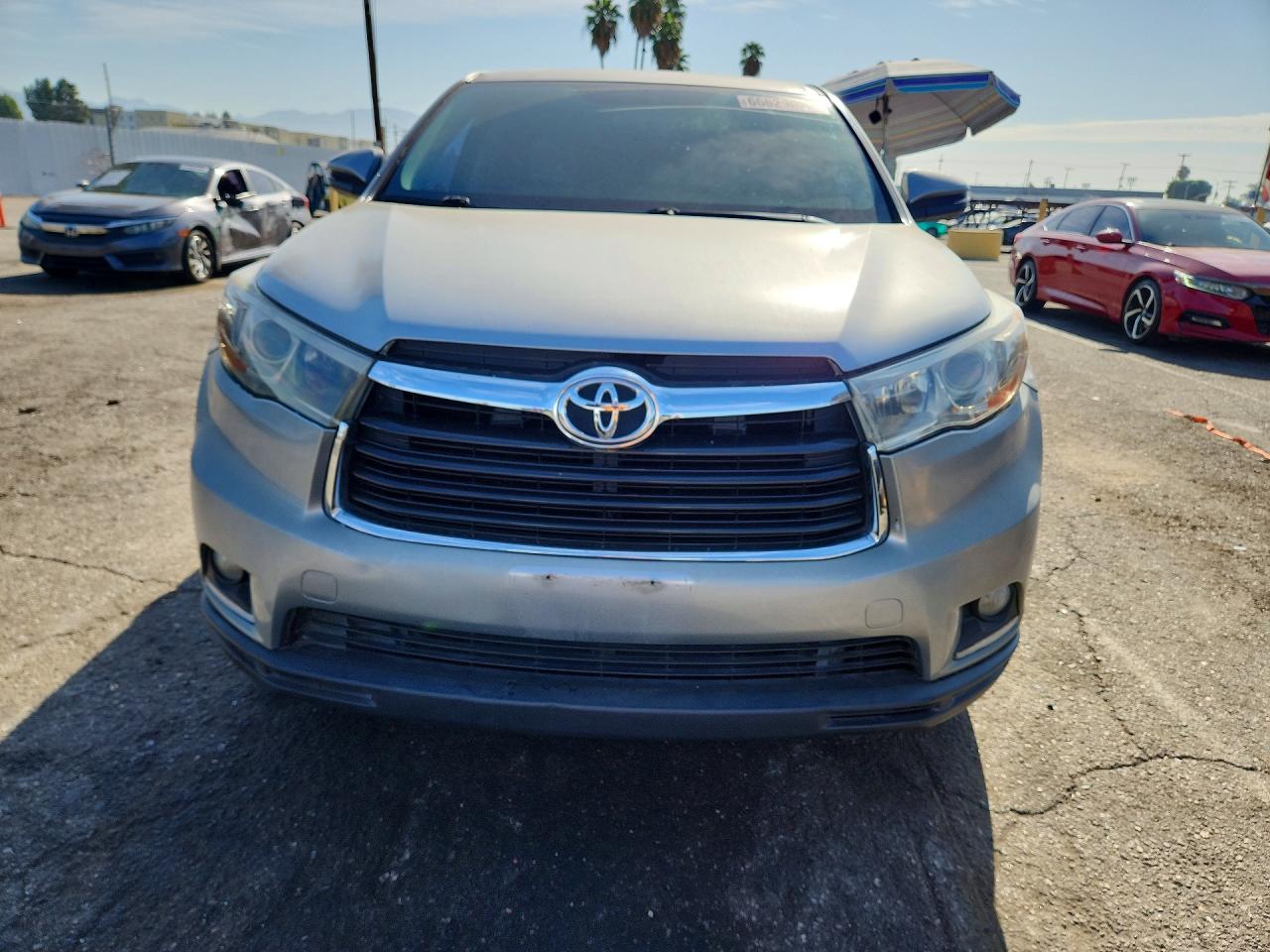2014 Toyota Highlander Le Silver vin: 5TDZARFH3ES004876