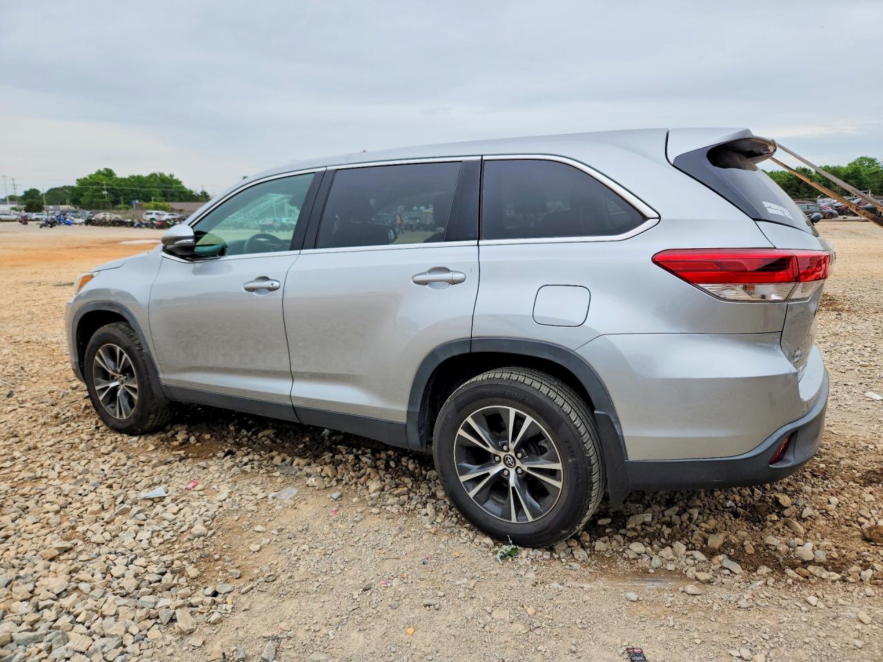 2019 Toyota Highlander Le Серебряный vin: 5TDZARFH7KS057706