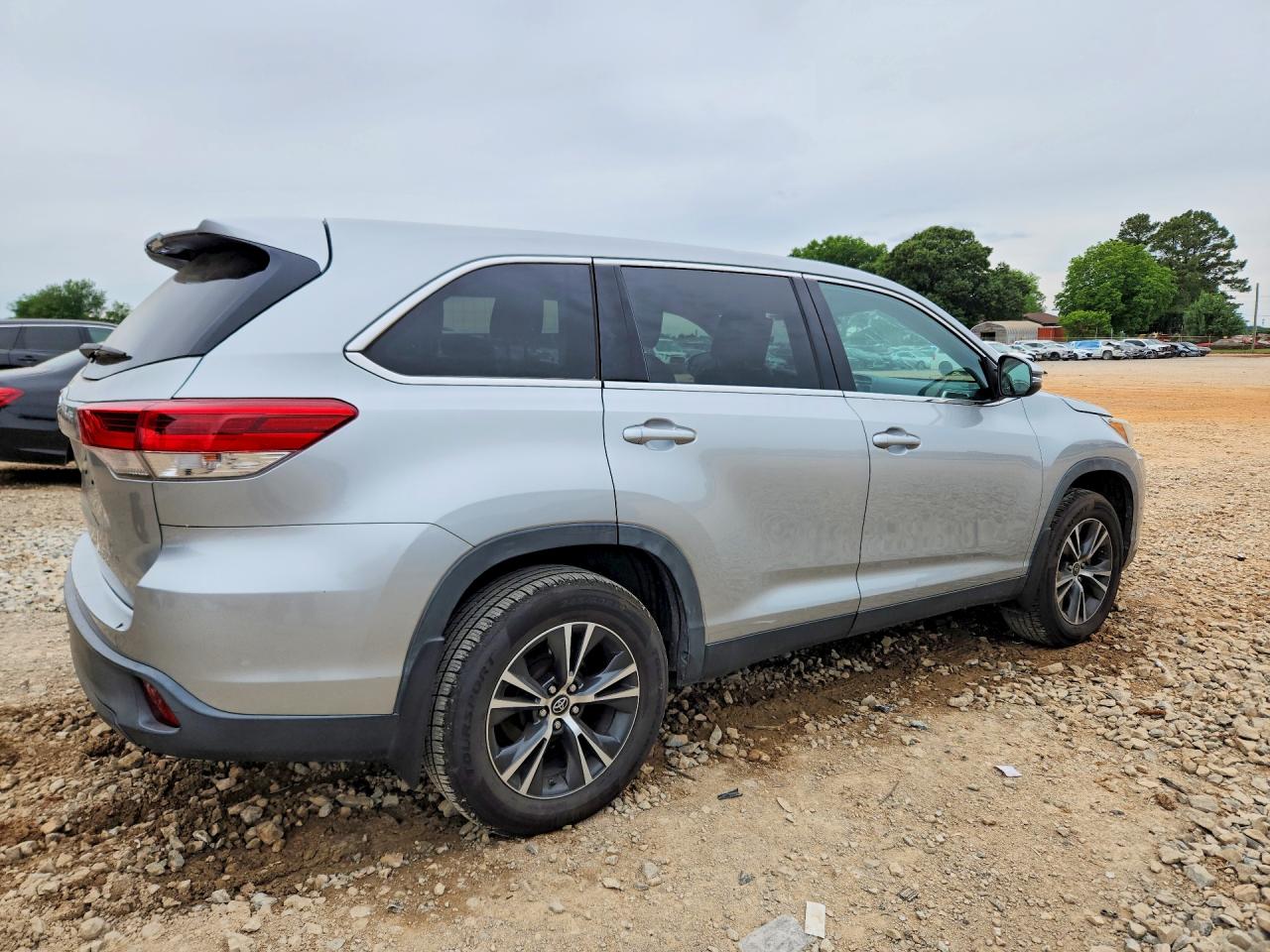 2019 Toyota Highlander Le Серебряный vin: 5TDZARFH7KS057706