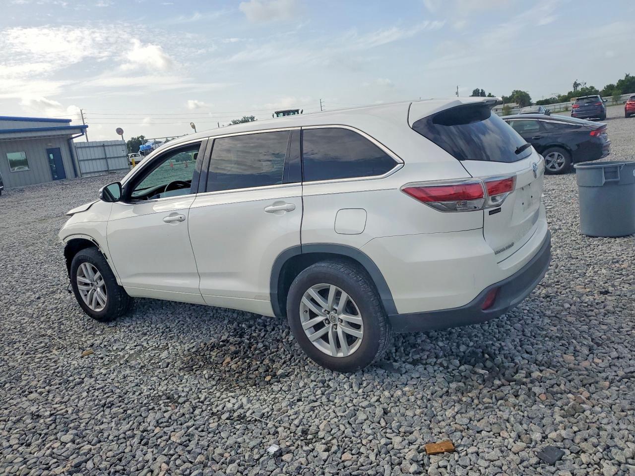 2015 Toyota Highlander Le White vin: 5TDZARFH9FS016905