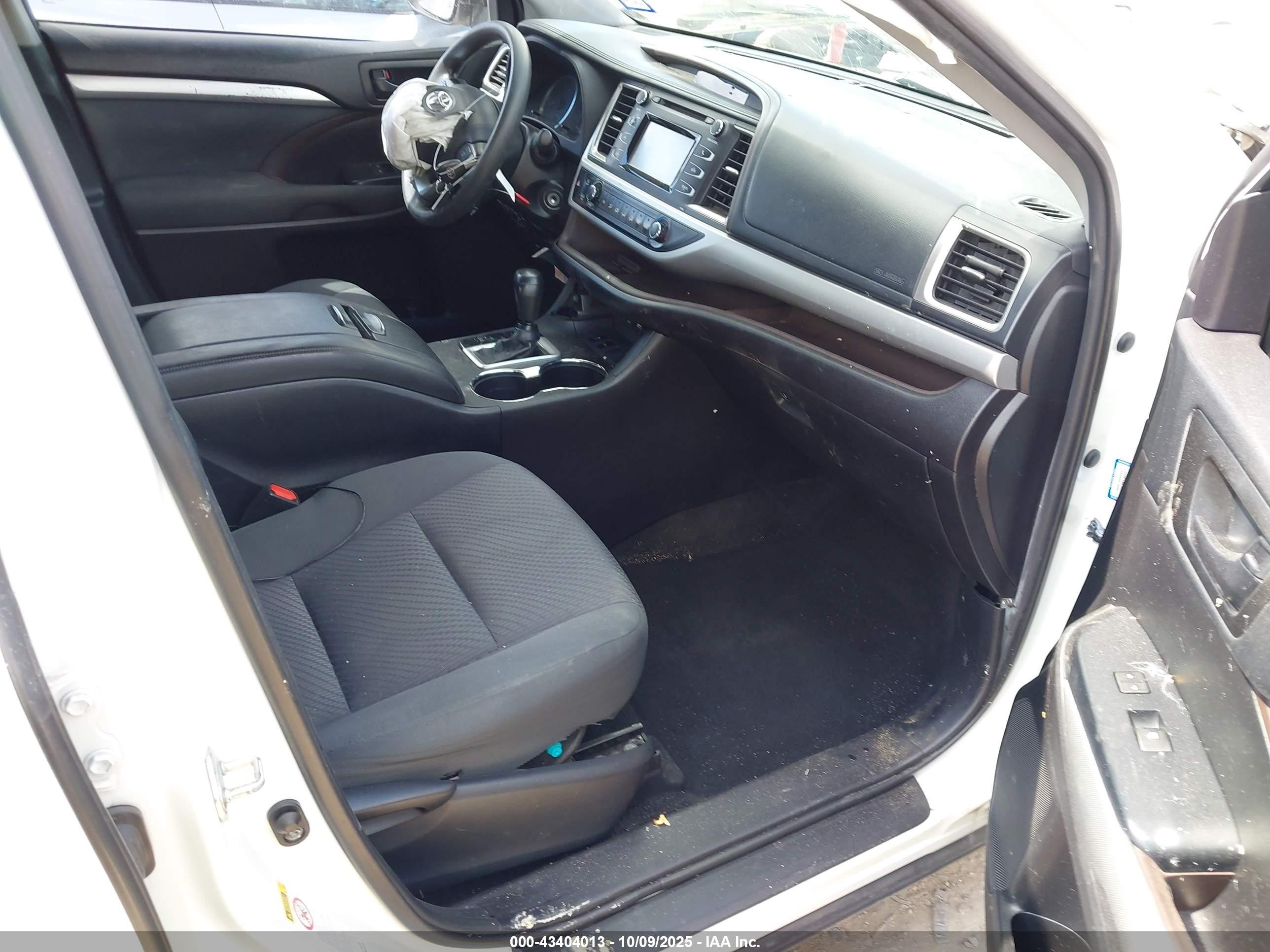 2019 Toyota Highlander Le White vin: 5TDZARFH9KS045511