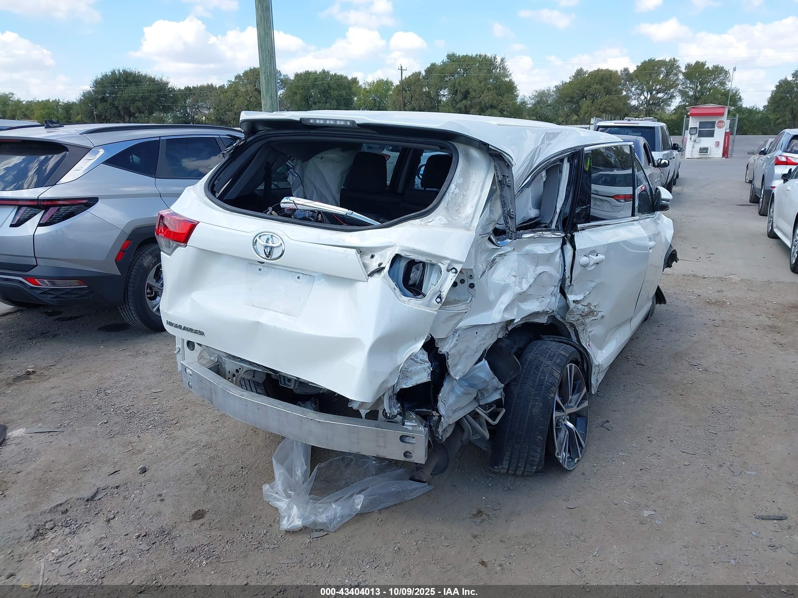 2019 Toyota Highlander Le White vin: 5TDZARFH9KS045511