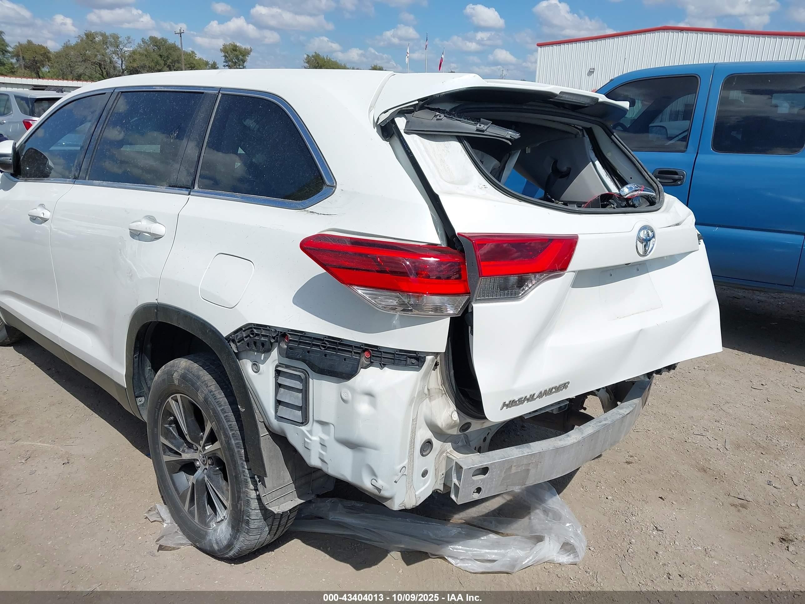 2019 Toyota Highlander Le White vin: 5TDZARFH9KS045511