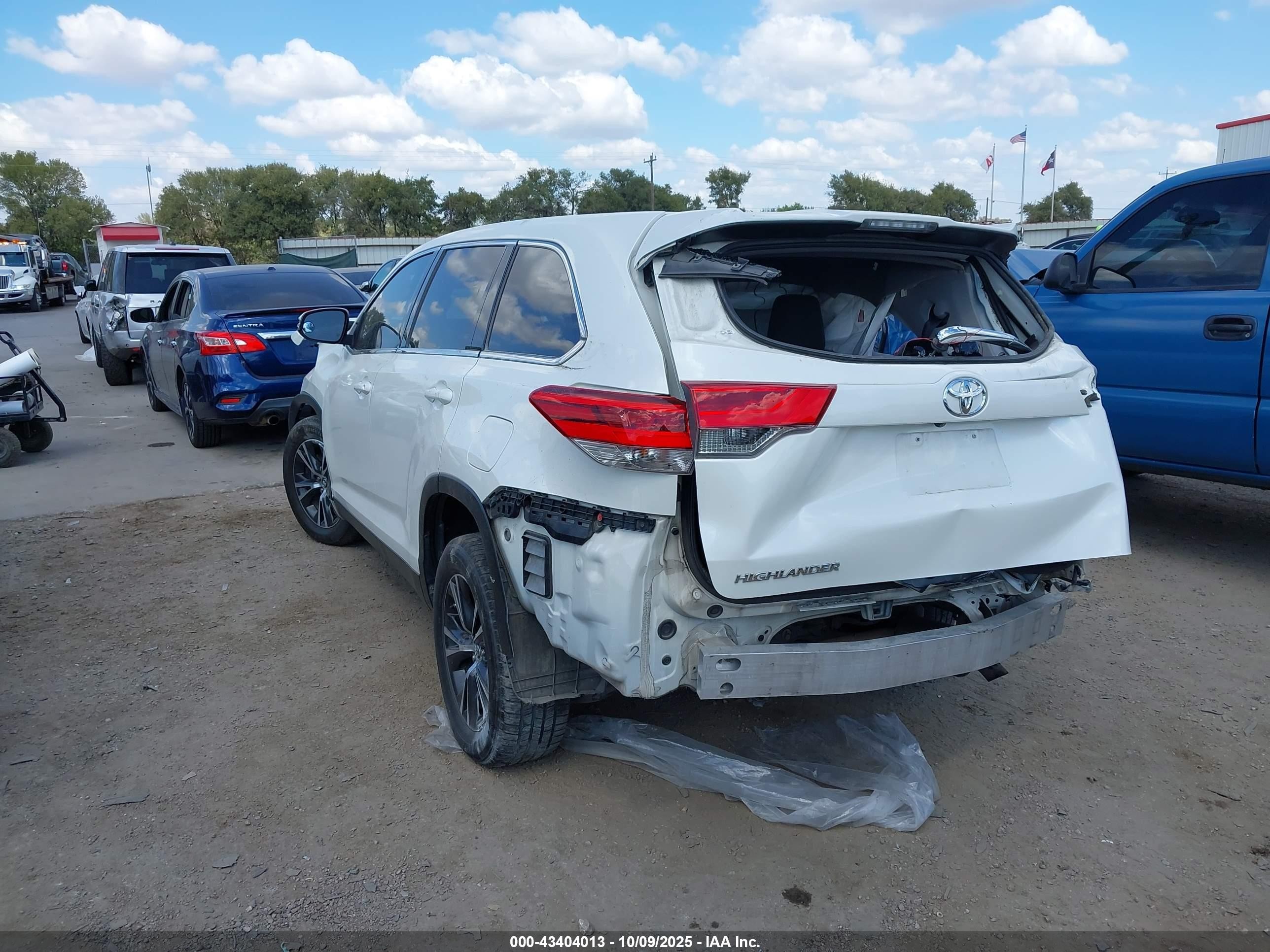 2019 Toyota Highlander Le White vin: 5TDZARFH9KS045511