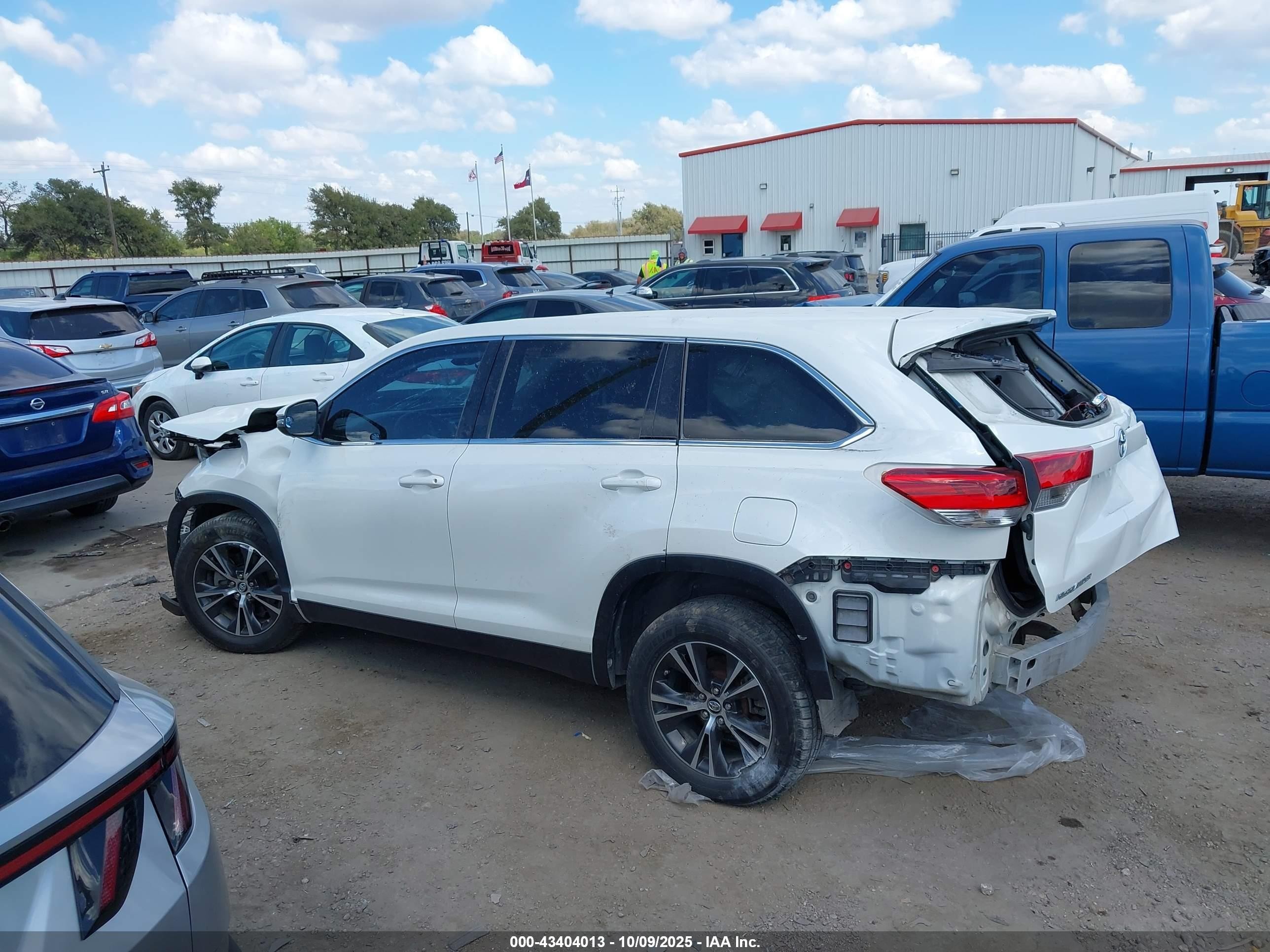 2019 Toyota Highlander Le White vin: 5TDZARFH9KS045511