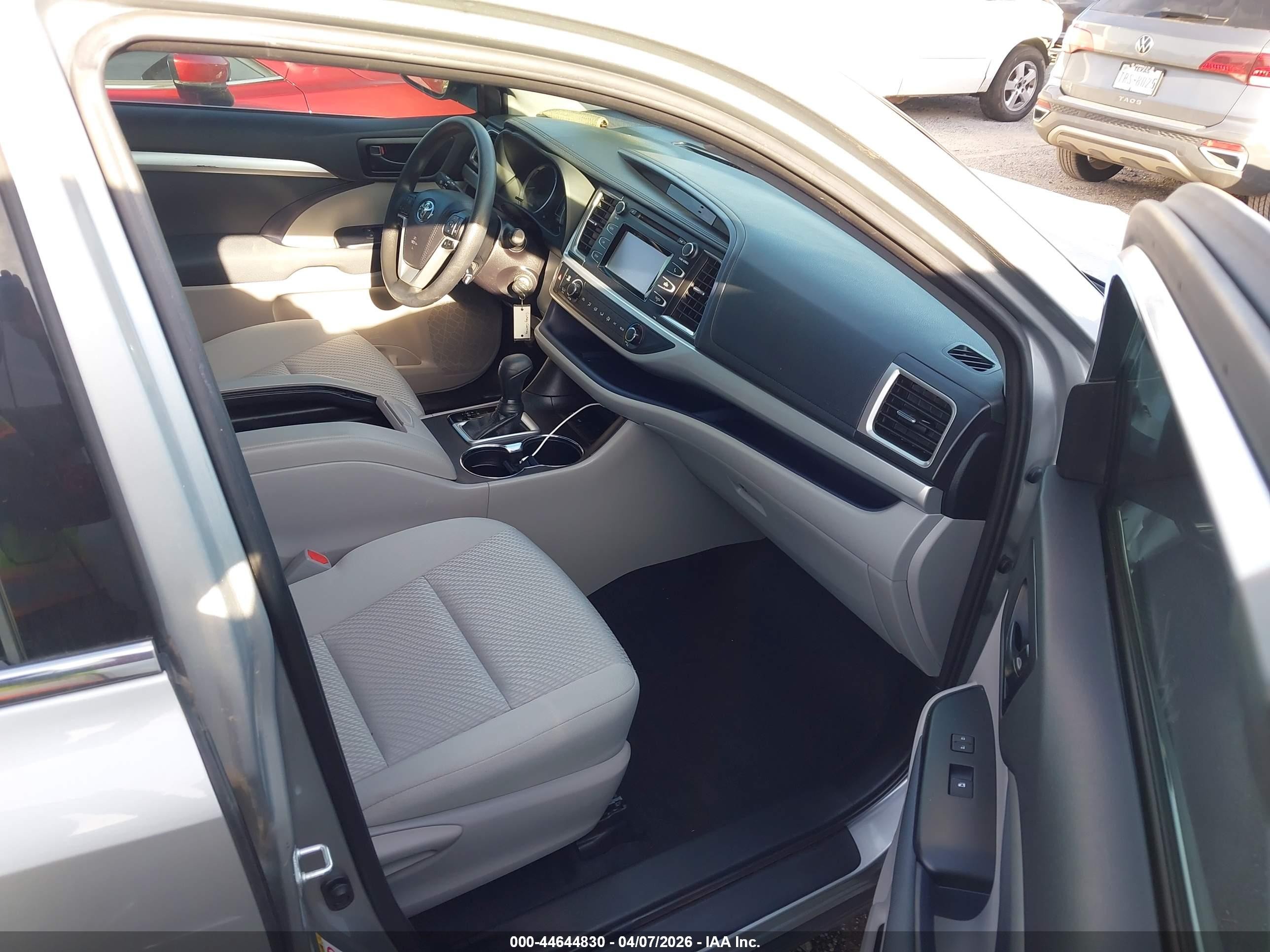 2019 Toyota Highlander Le Silver vin: 5TDZARFHXKS057232