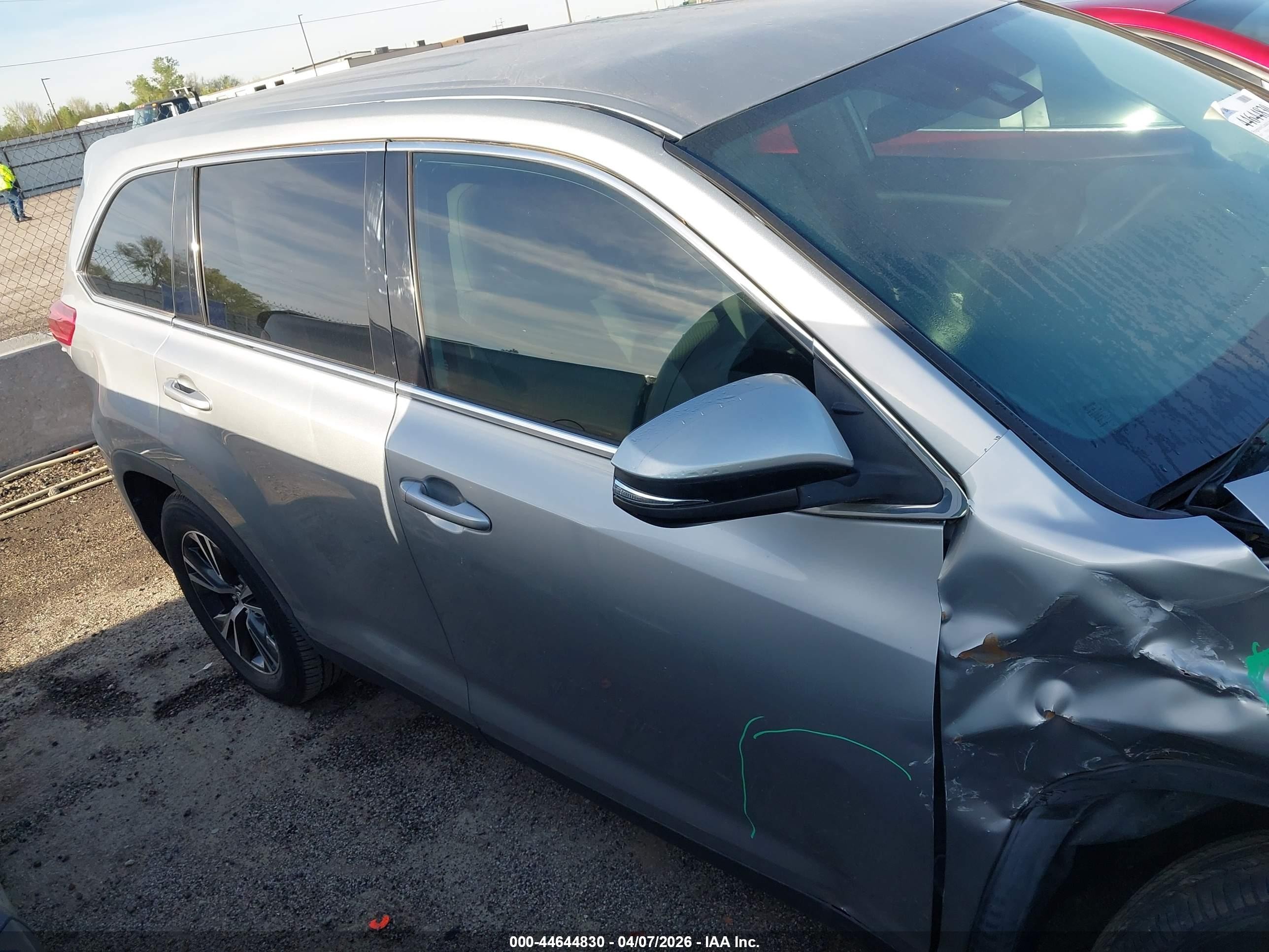 2019 Toyota Highlander Le Silver vin: 5TDZARFHXKS057232