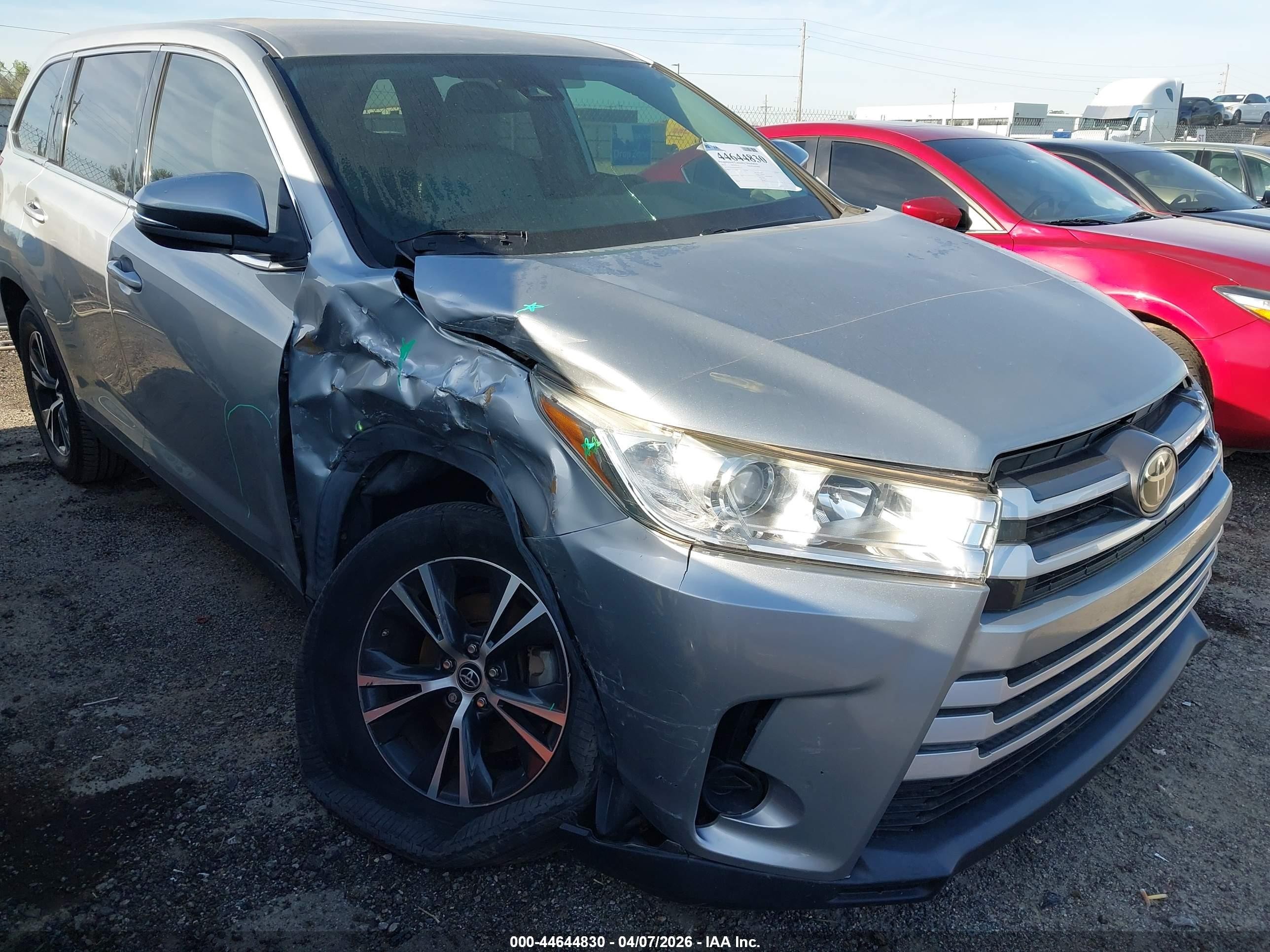 2019 Toyota Highlander Le Silver vin: 5TDZARFHXKS057232