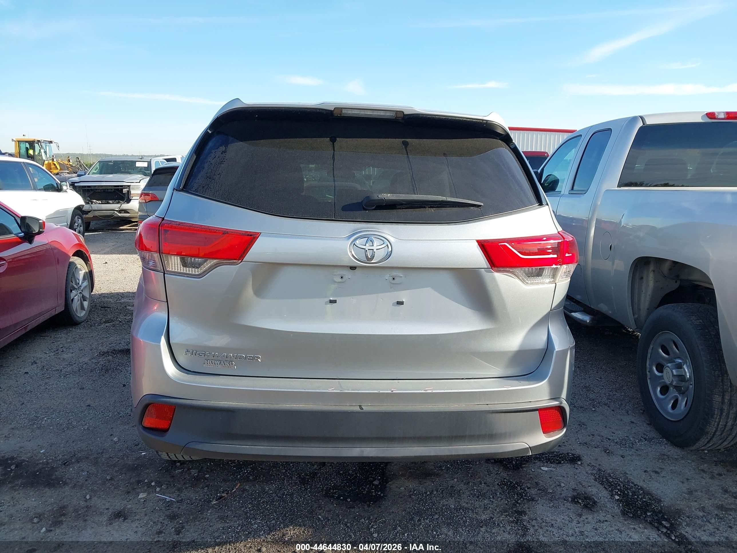 2019 Toyota Highlander Le Silver vin: 5TDZARFHXKS057232