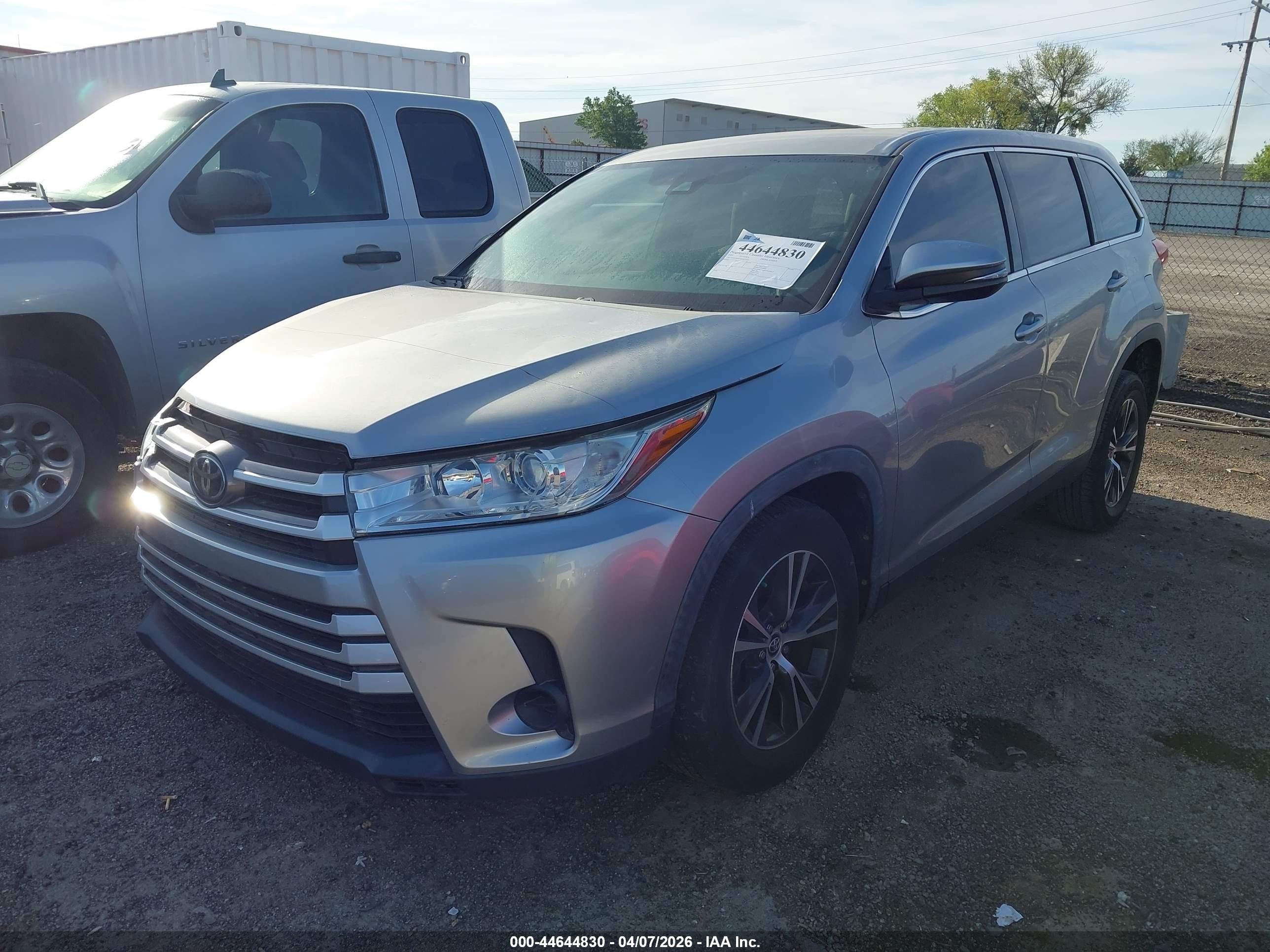2019 Toyota Highlander Le Silver vin: 5TDZARFHXKS057232