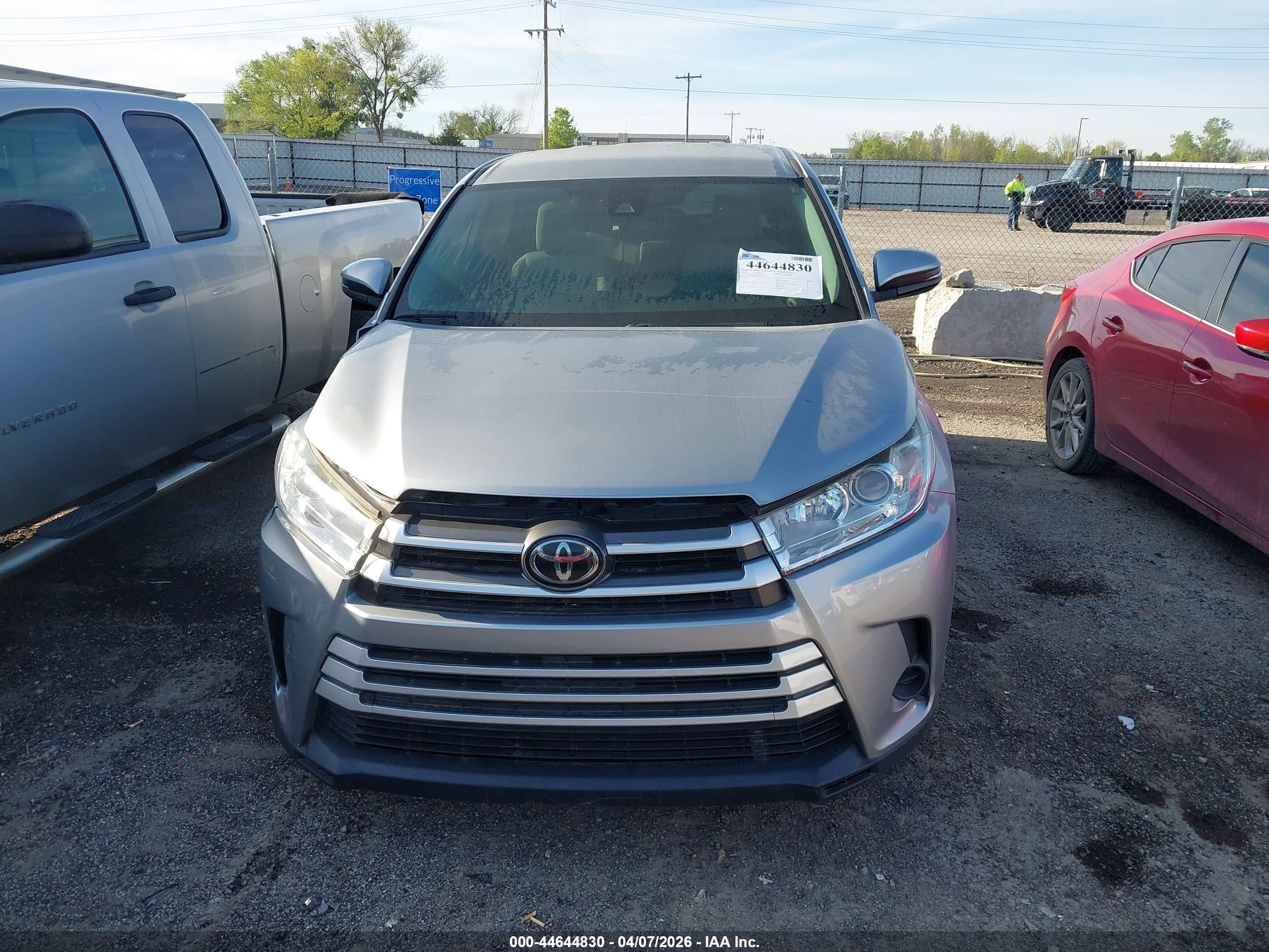 2019 Toyota Highlander Le Silver vin: 5TDZARFHXKS057232
