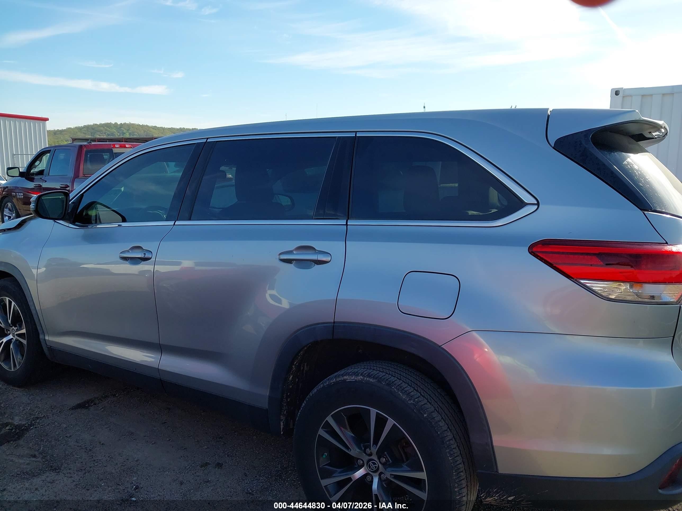 2019 Toyota Highlander Le Silver vin: 5TDZARFHXKS057232