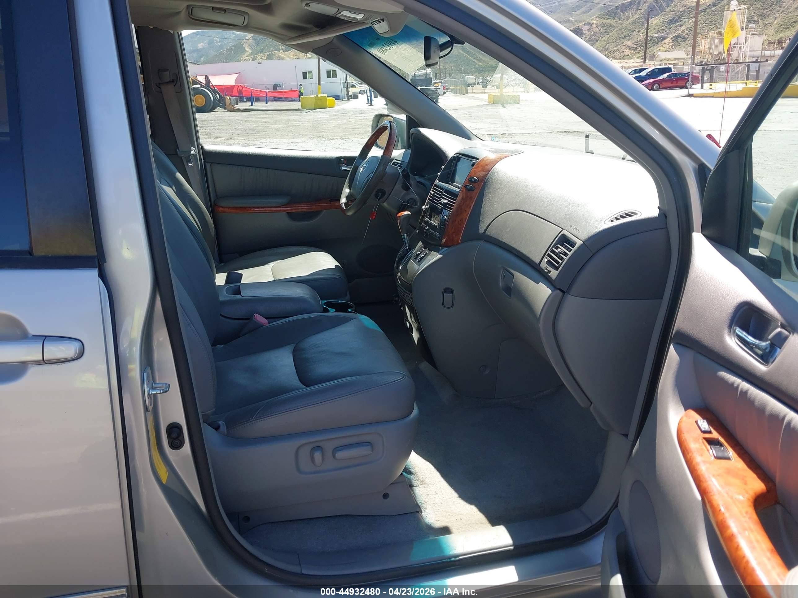 2008 Toyota Sienna Limited Silver vin: 5TDZK22C08S150848