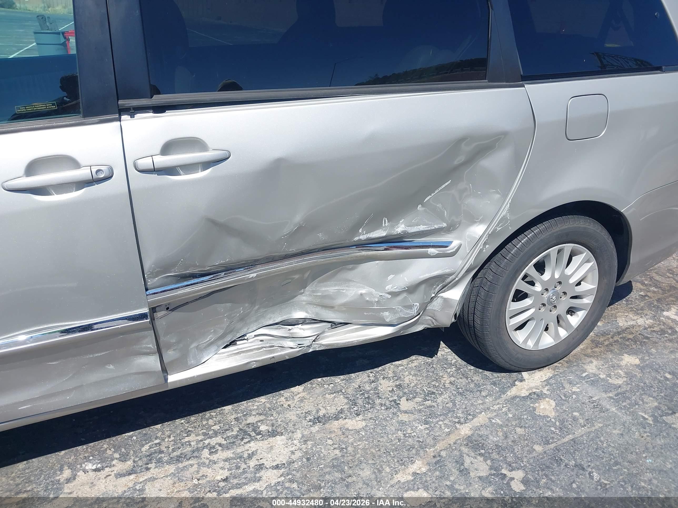 2008 Toyota Sienna Limited Silver vin: 5TDZK22C08S150848