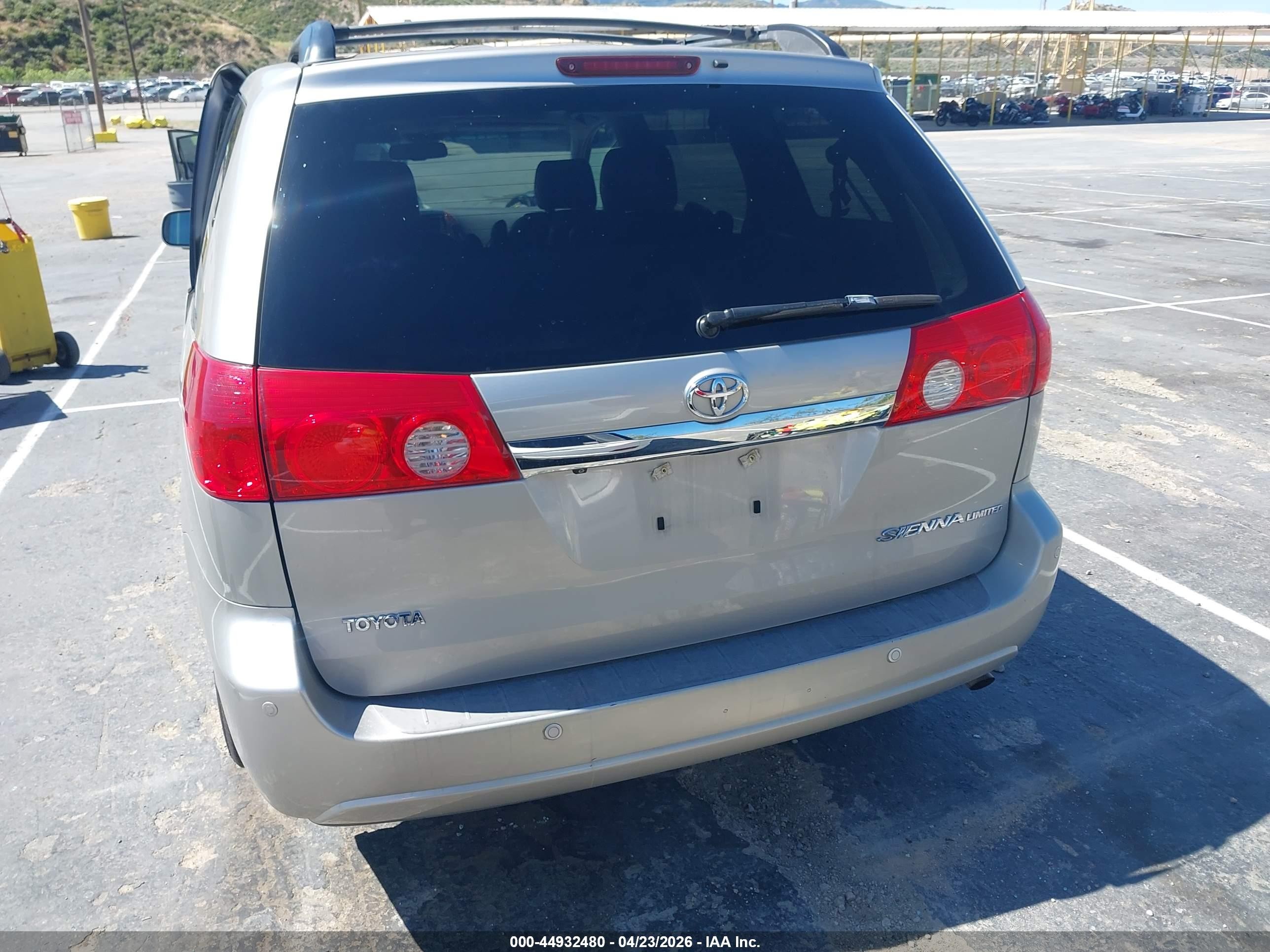 2008 Toyota Sienna Limited Silver vin: 5TDZK22C08S150848