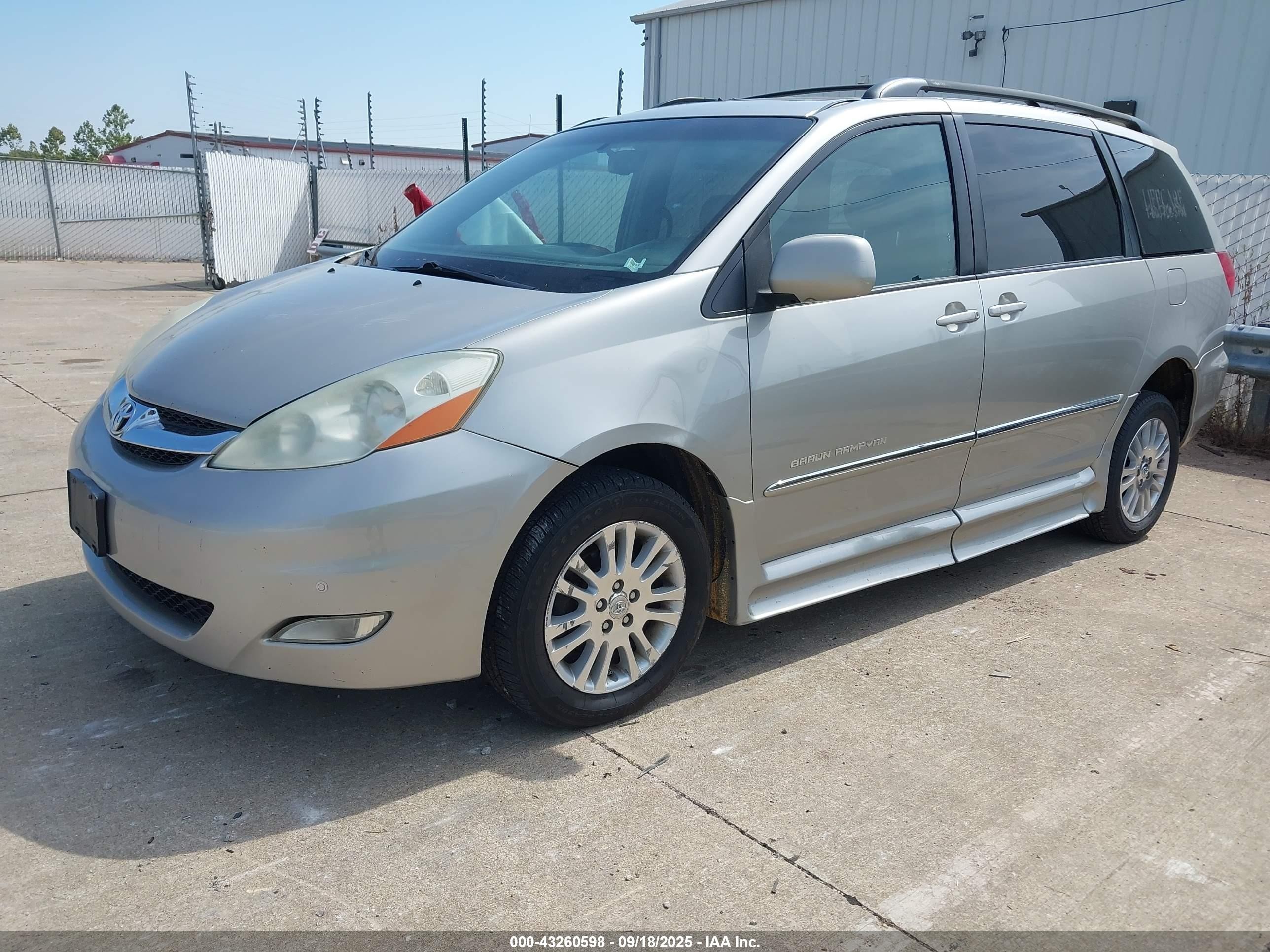 2008 Toyota Sienna   Серый vin: 5TDZK22C18S138014
