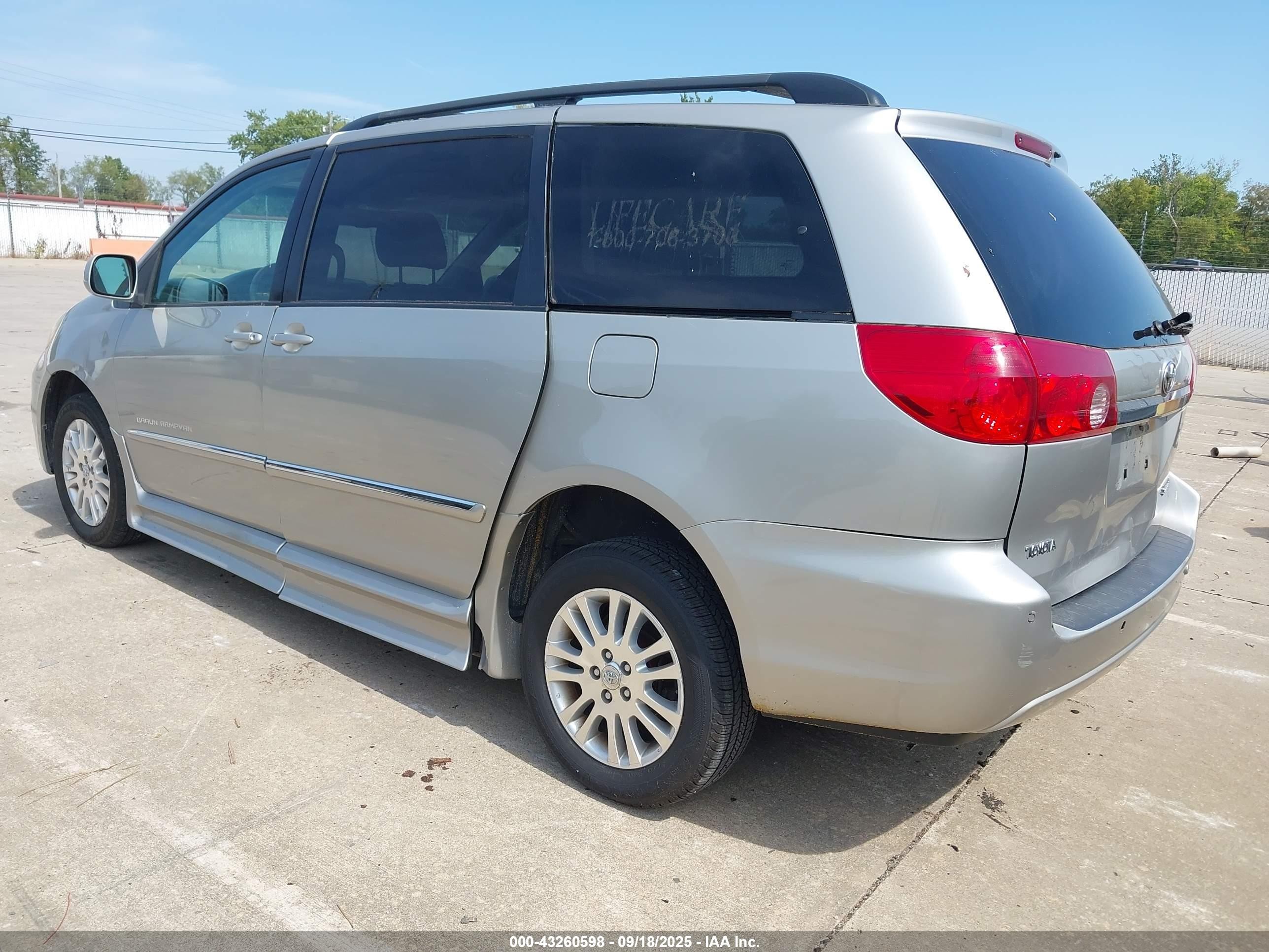2008 Toyota Sienna   Серый vin: 5TDZK22C18S138014