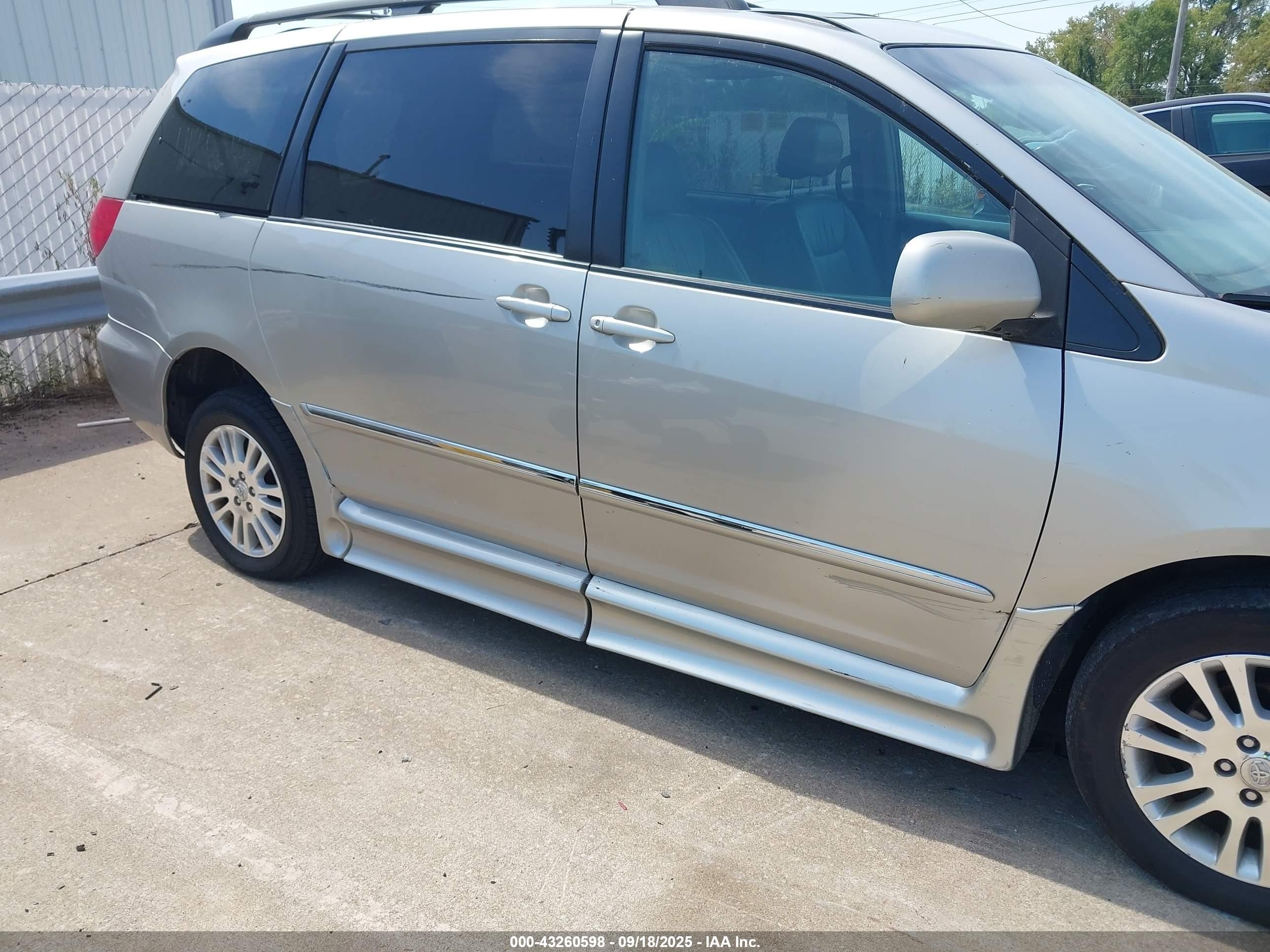 2008 Toyota Sienna   Серый vin: 5TDZK22C18S138014