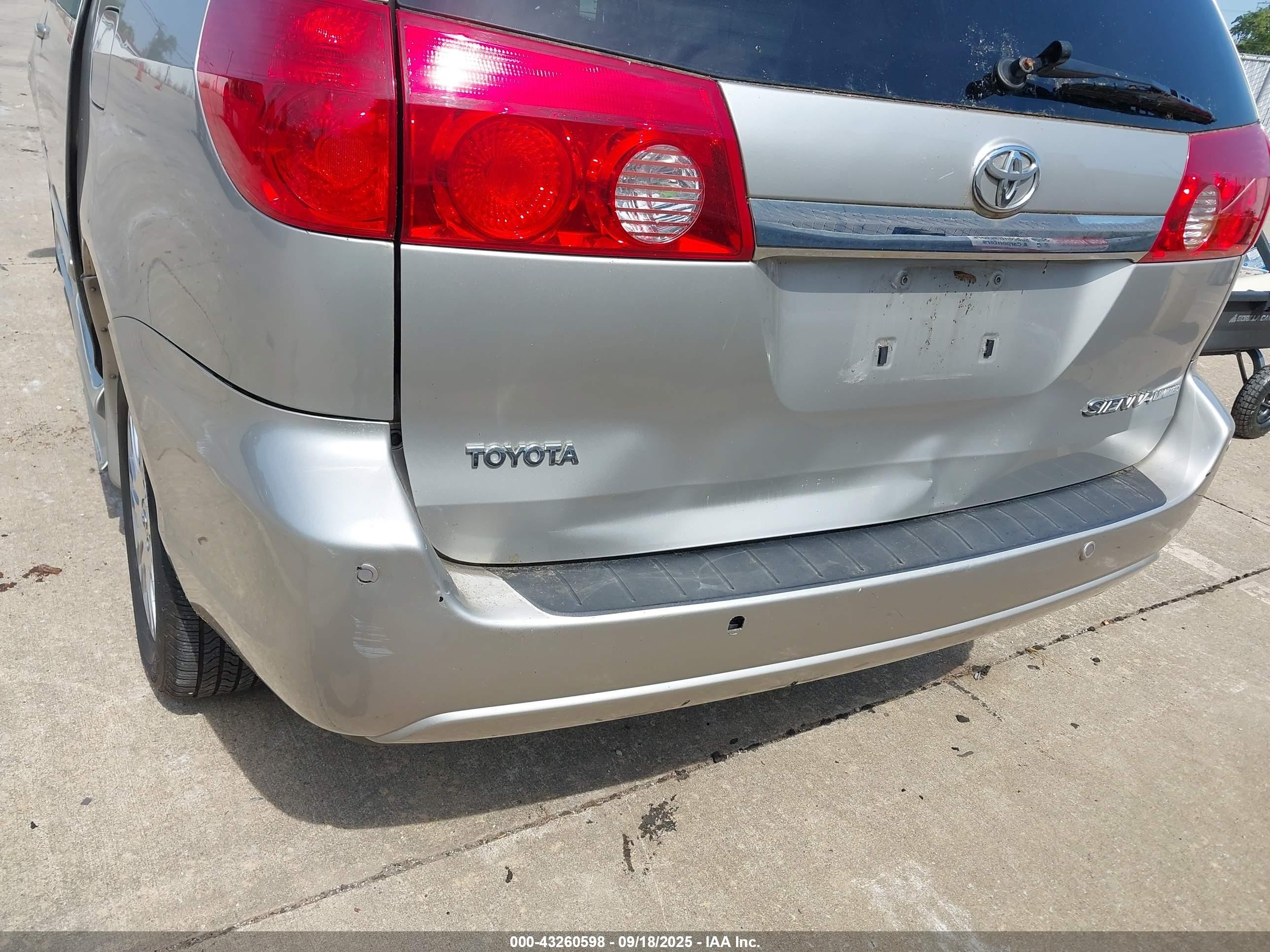 2008 Toyota Sienna   Серый vin: 5TDZK22C18S138014