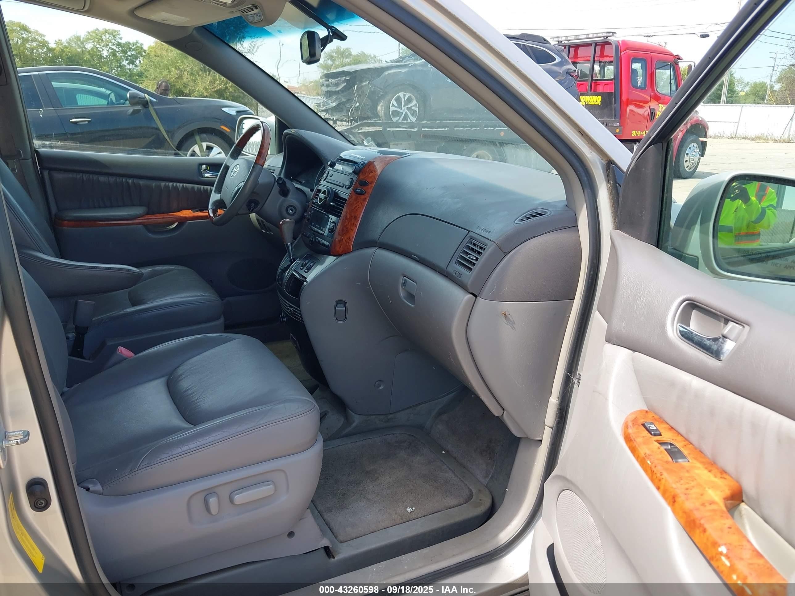 2008 Toyota Sienna   Серый vin: 5TDZK22C18S138014