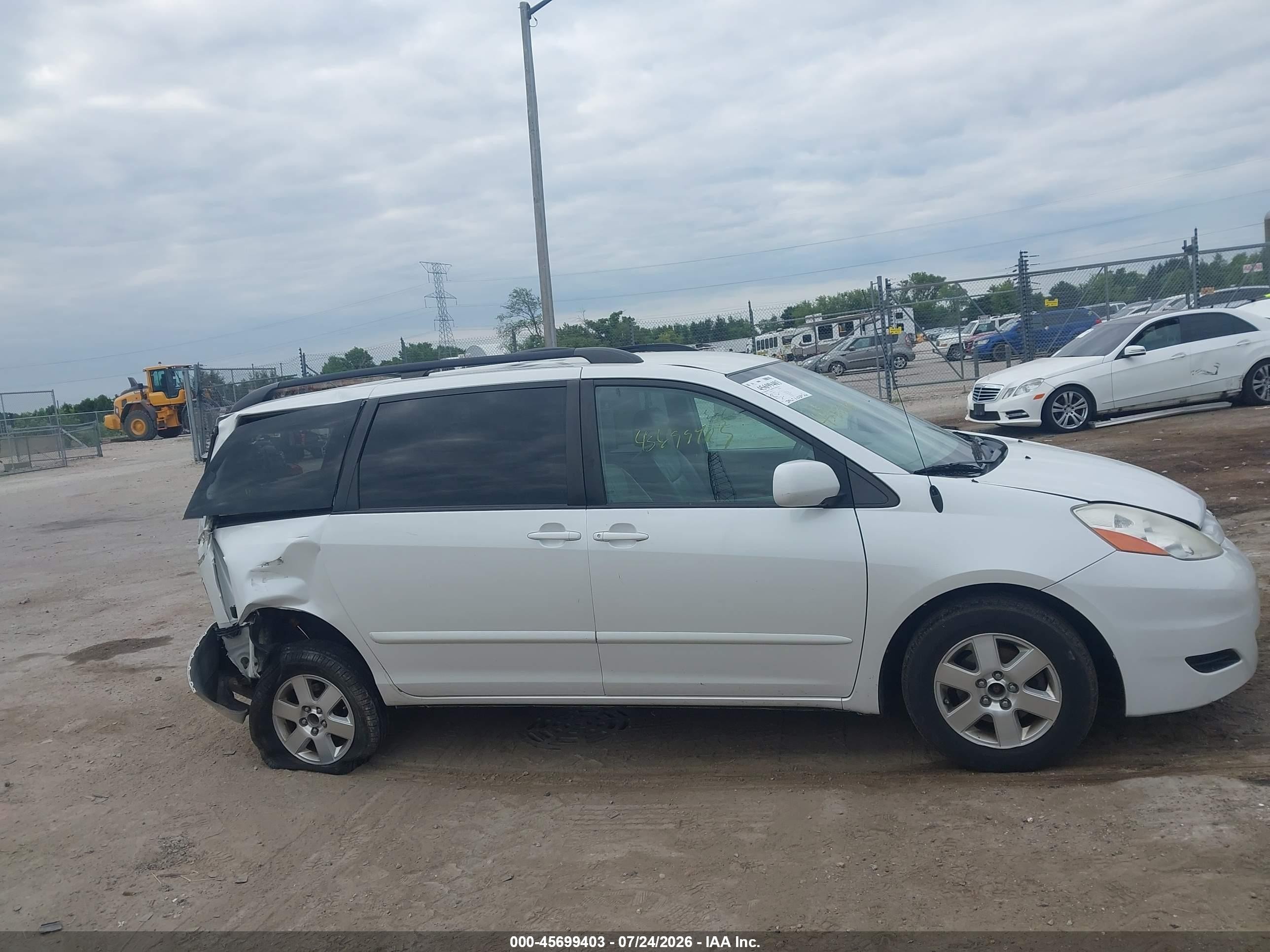 2008 Toyota Sienna Xle White vin: 5TDZK22C18S202472