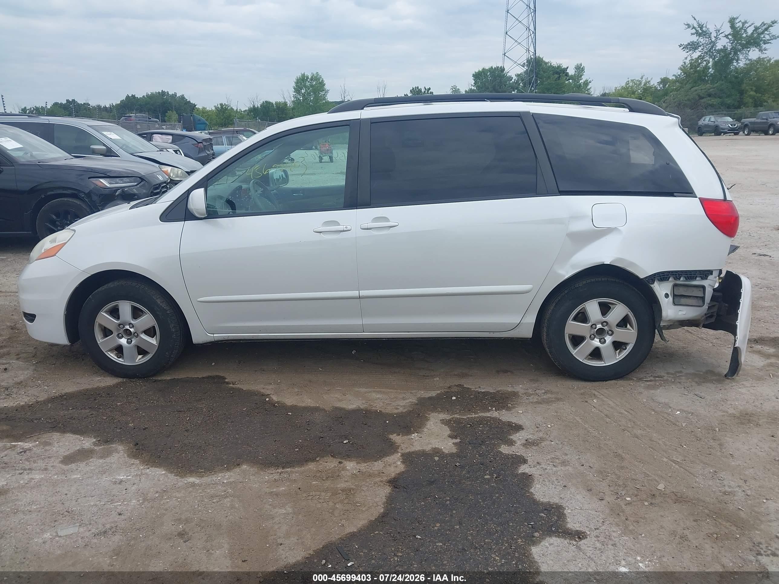 2008 Toyota Sienna Xle White vin: 5TDZK22C18S202472